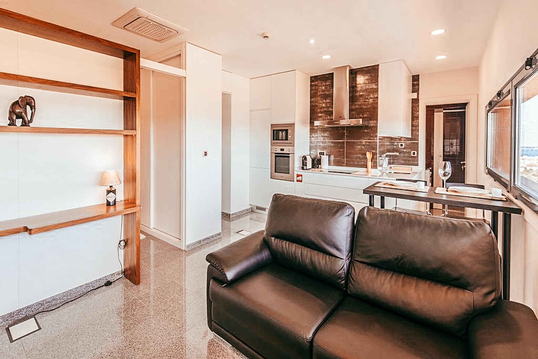 Trendy Apartment River View By Gthouse-Woonkamer