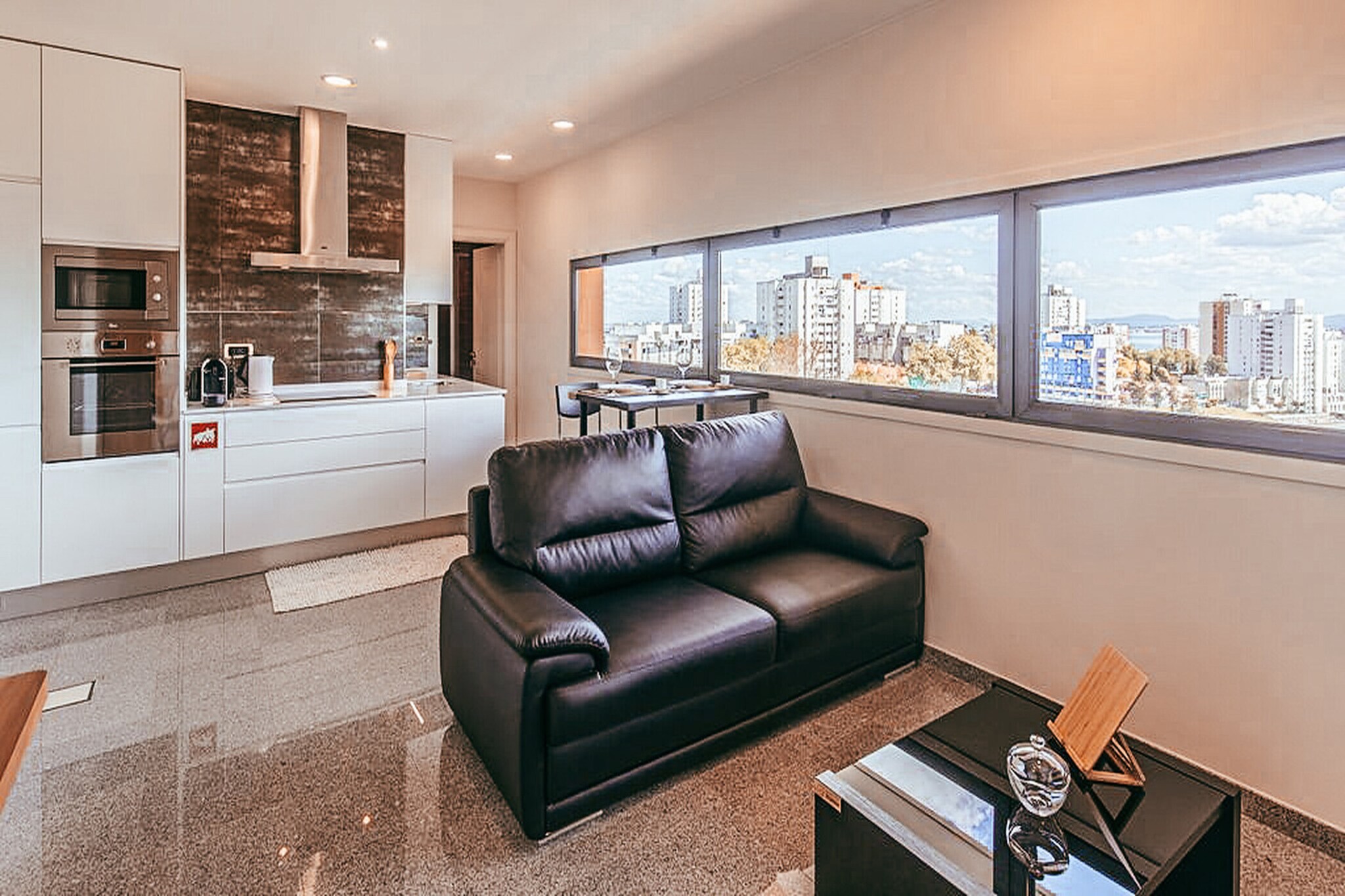 Trendy Apartment River View By Gthouse-Woonkamer