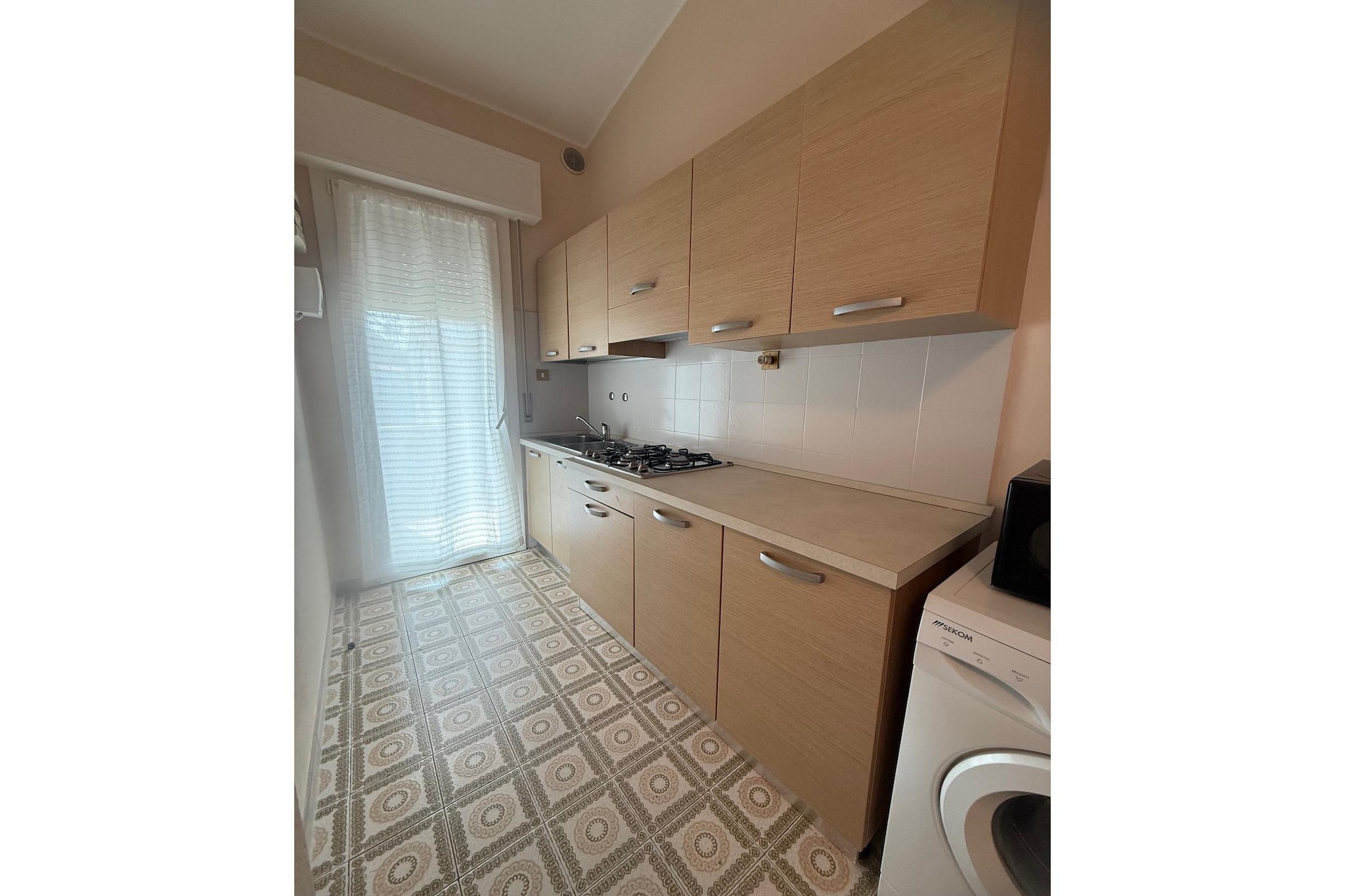 Description (3 Paragraphs, No Floor Mention, Pets Not Allowed)
These recently renovated three-room apartments (trilocali) offer a comfortable and flexible setting for a seaside holiday, perfectly located just 250 meters from the seafront. Each flat is designed with a combined living room and kitchen, providing a central, bright space for socializing and dining. The sleeping quarters are practical for families: there is one dedicated double bedroom, and a second bedroom featuring a bunk bed along with an extractable single bed, ensuring flexible accommodation.

The apartments are fully equipped for a convenient, self-catered stay. Modern amenities include a TV, washing machine, microwave, and powerful air conditioning for a comfortable indoor climate. Guests benefit from a large common garden area, perfect for children or relaxing outdoors, and a dedicated parking space is provided for each unit, offering security and ease of access.

This accommodation offers a high standard of finish and unbeatable proximity to the beach and Rosolina Mare attractions. Please note that pets are not allowed at this property to ensure maximum comfort for all guests. For connectivity, Wi-Fi access is typically available as a supplementary charge at a rate of €4 per night, a standard for many properties in the area.