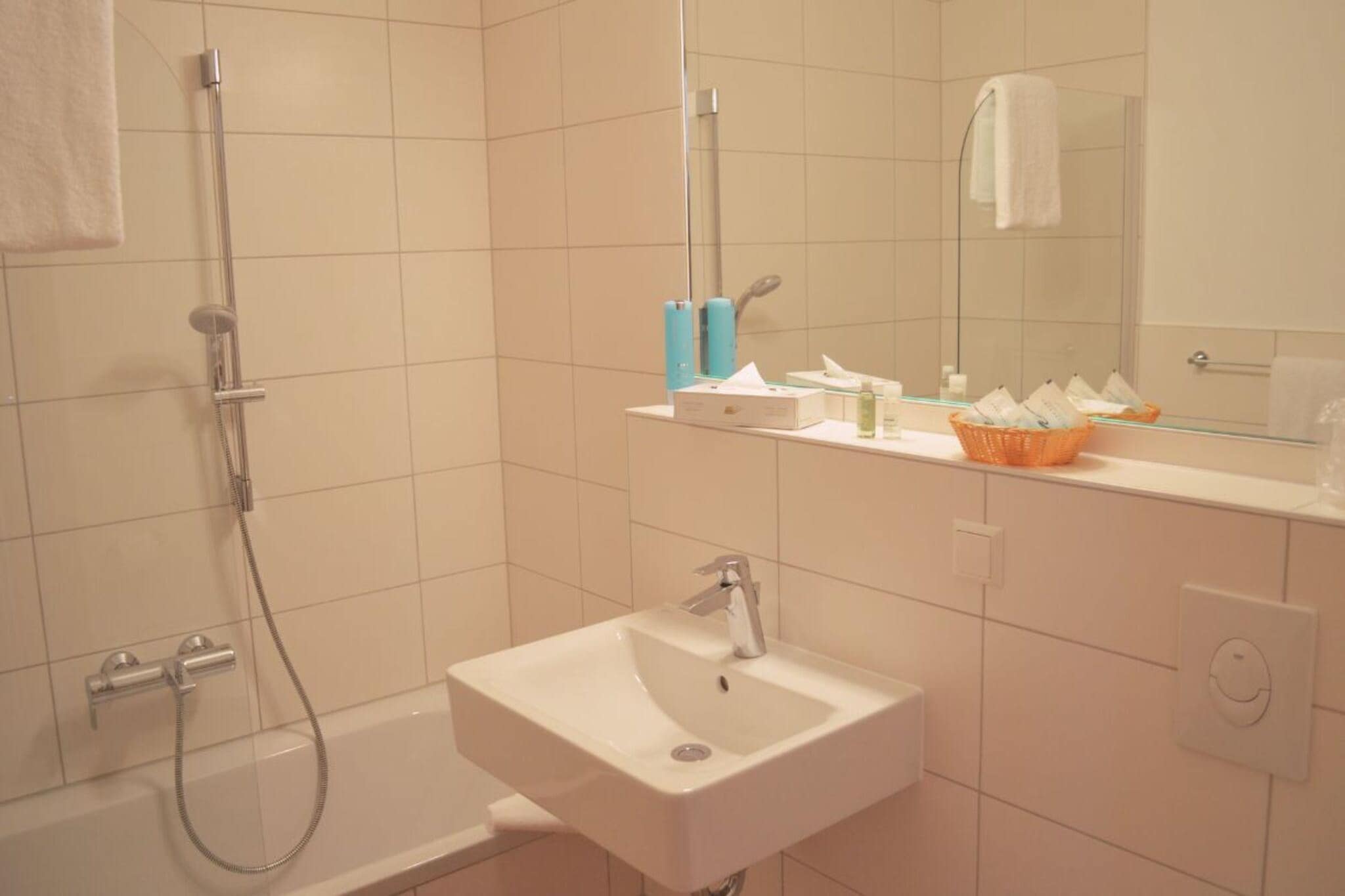 Superior Double Room with Lakeview Balcony-Badkamer