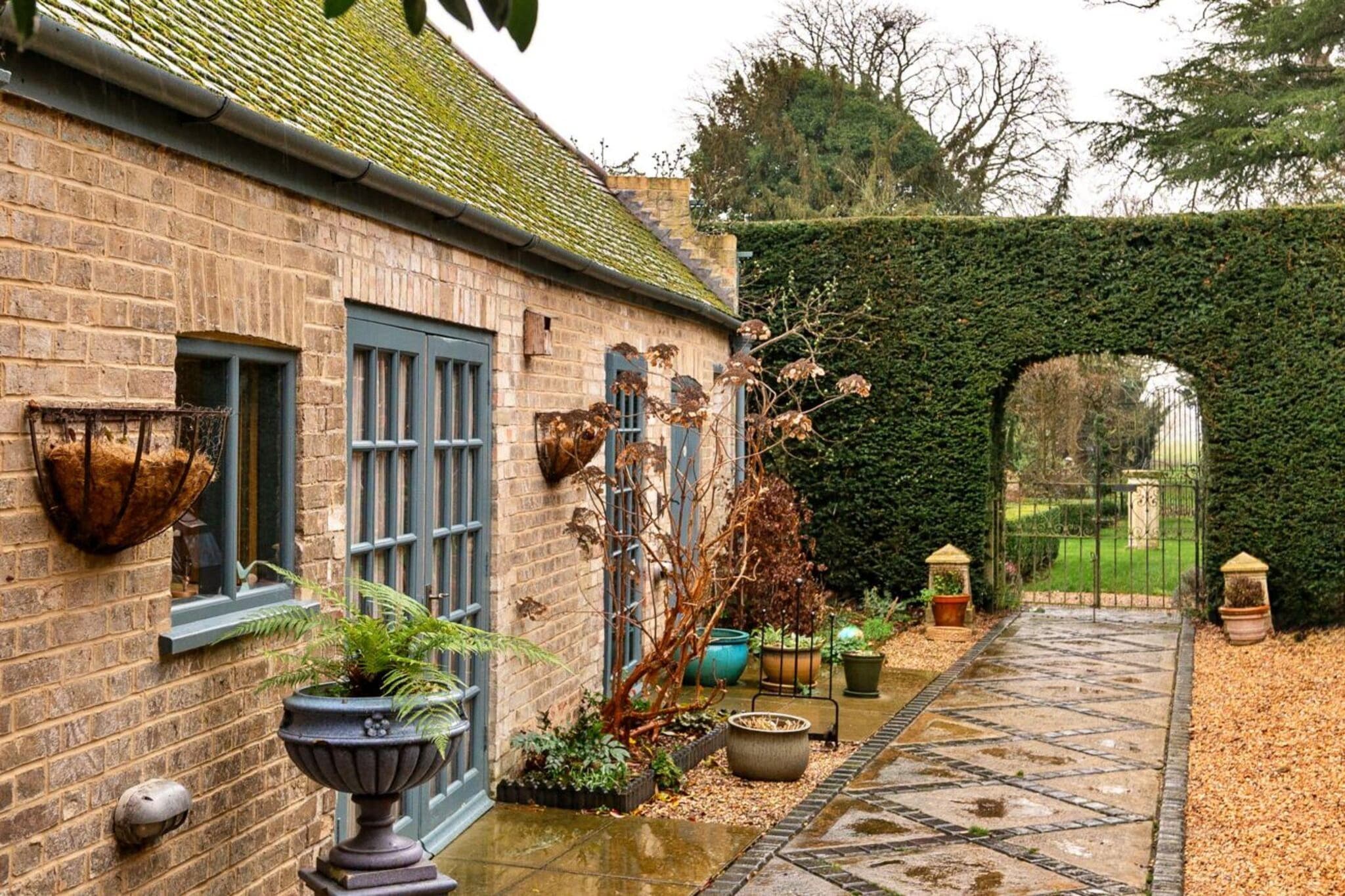 The Potting Shed at Island Hall - Exterior in summer