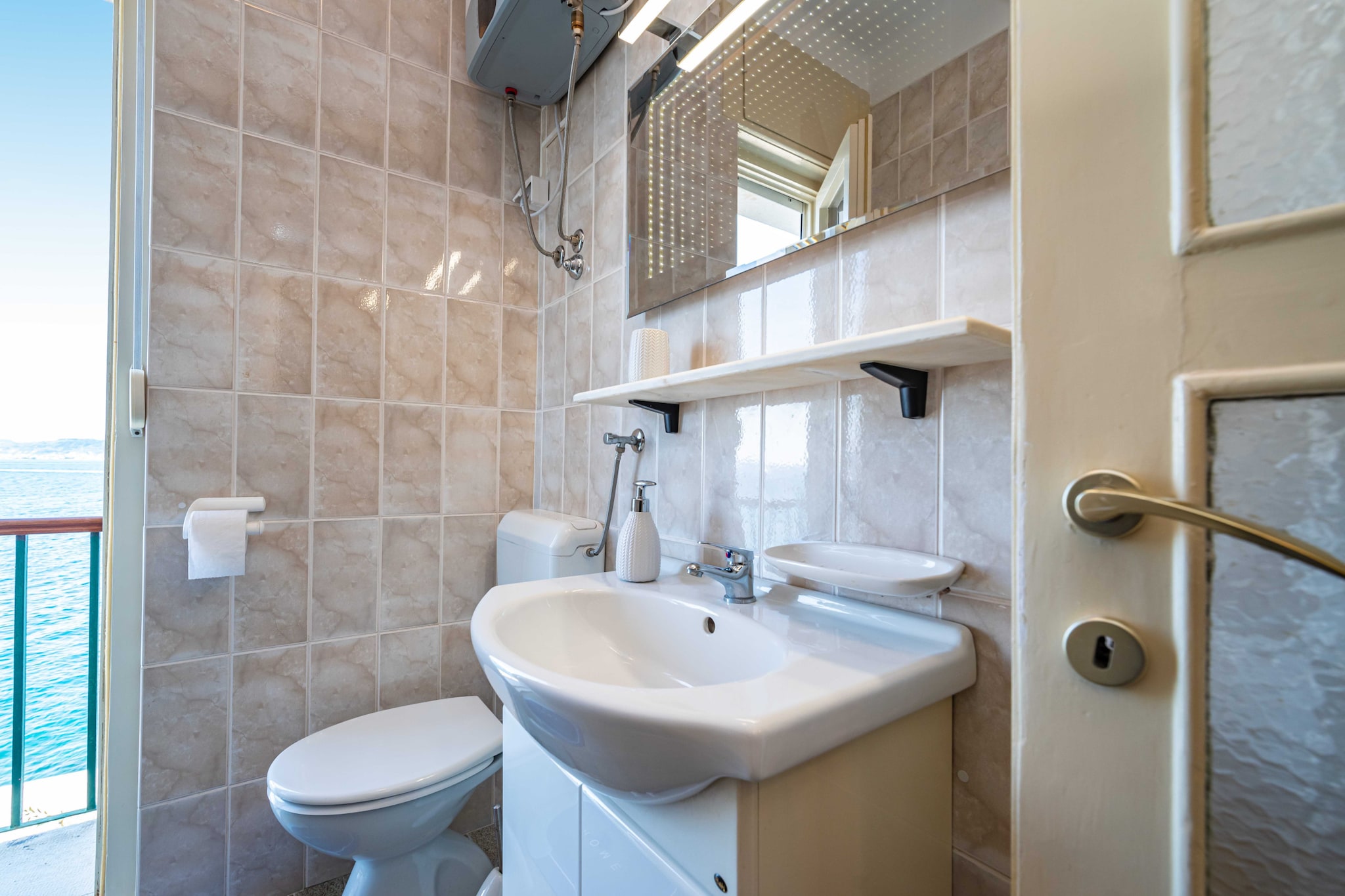 Sea View apartment Riva-Badkamer