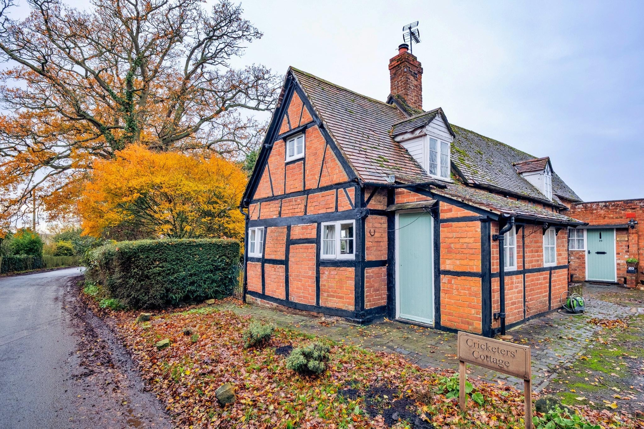 Cricketers' Cottage - Exterior in summer