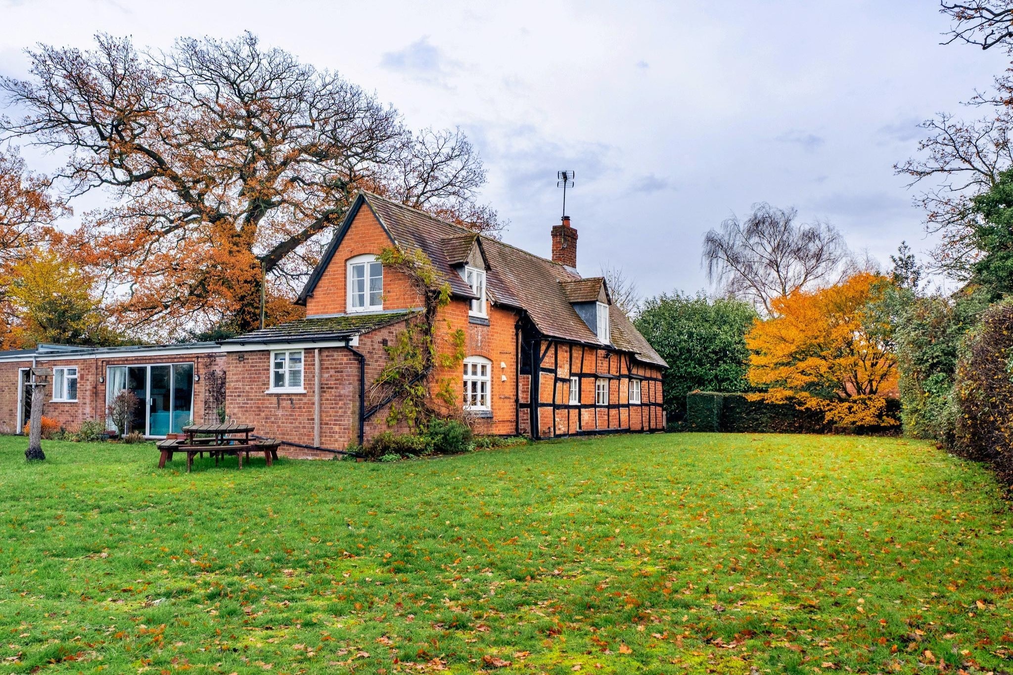 Cricketers' Cottage - Gardens in summer