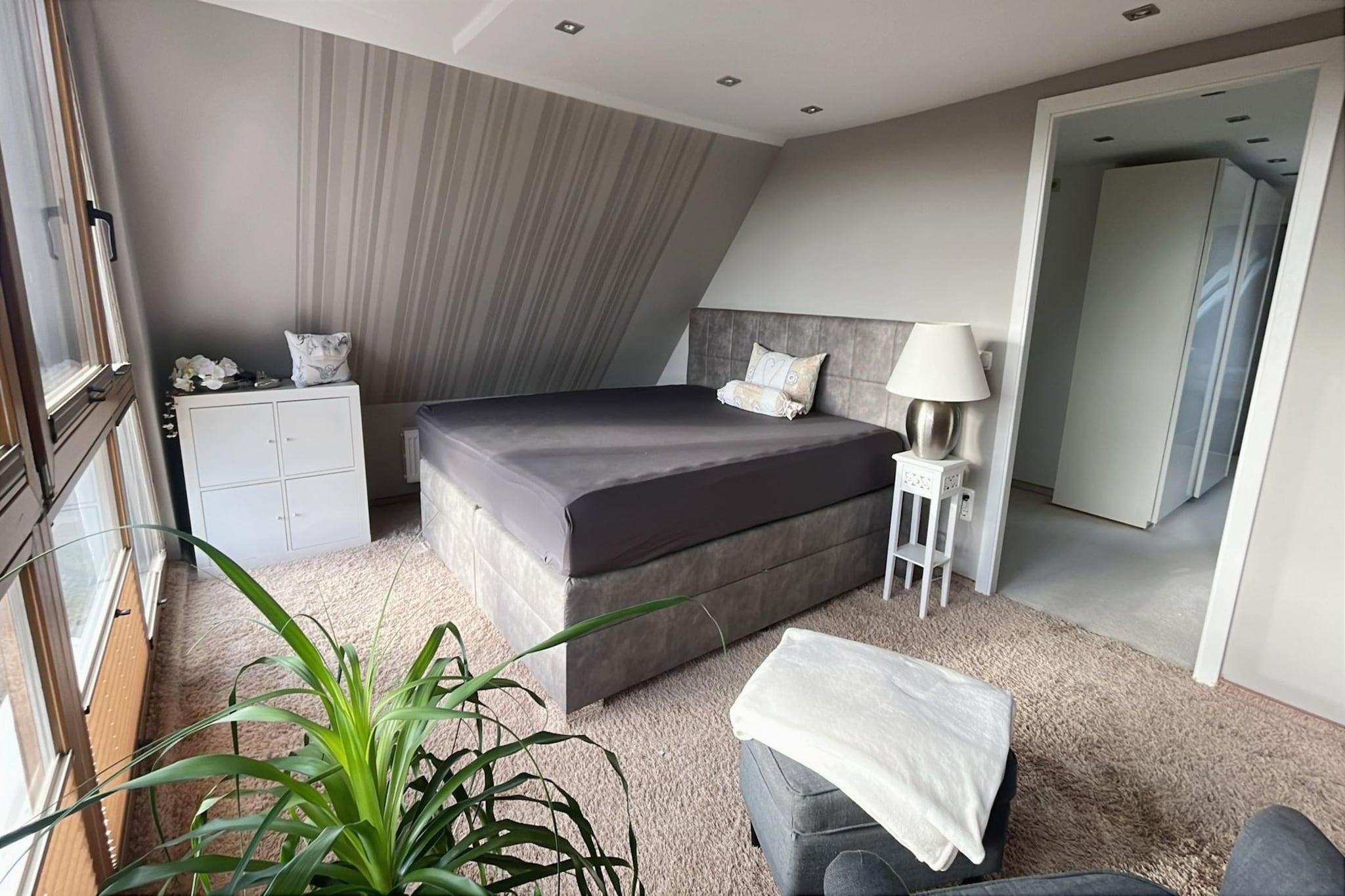 The apartment in Seelitz has 2 bedrooms and capacity for 8 persons (max. 6 adults). Accommodation of 120 m² tastefully-furnished and is modern, It has garden and swimming pool. The property is located 2 km river "Aubach", 4 km park "Rochlitzer Stadtpark", 5 km river "Erlbach", 5 km the restaurant "La Bonta", 5 km lake "Sandgrube Biesern", 5 km the restaurant "Restaurant Olympos", 6 km coffee shop "Bäckerei Stölzel", 7 km bus station "Geringswalde Busbahnhof 1", 7 km the restaurant "Zu den drei Linden", 11 km park "Schwanenteich", 12 km lake "Talsperre Kriebstein", 12 km hospital "Landkreis Mittweida Krankenhaus gGmbH - Klinikum Mittweida", 15 km nature reserve "Chemnitztal", 22 km water park "Freizeitbad RIFF", 22 km thermal springs "Freizeitbad RIFF", 27 km lake "Stausee Rabenstein", 70 km international airport "Flughafen Leipzig", 73 km international airport "Flughafen Dresden" and it is located in a a quiet zone and in a beautiful rural area. The accommodation is equipped with the following items: garden, outdoor furniture, fenced plot, washing machine, dryer, barbecue, fireplace, iron, internet (Wi-Fi), hair dryer, balcony, single boiler on gas, swimming pool private, open-air parking in the same building, 2 TVs, satellite tv (Languages: German). The open plan kitchen, of induction, is equipped with refrigerator, microwave, oven, freezer, dishwasher, dishes/cutlery, kitchen utensils, frying pan, toaster, kettle and juicer.