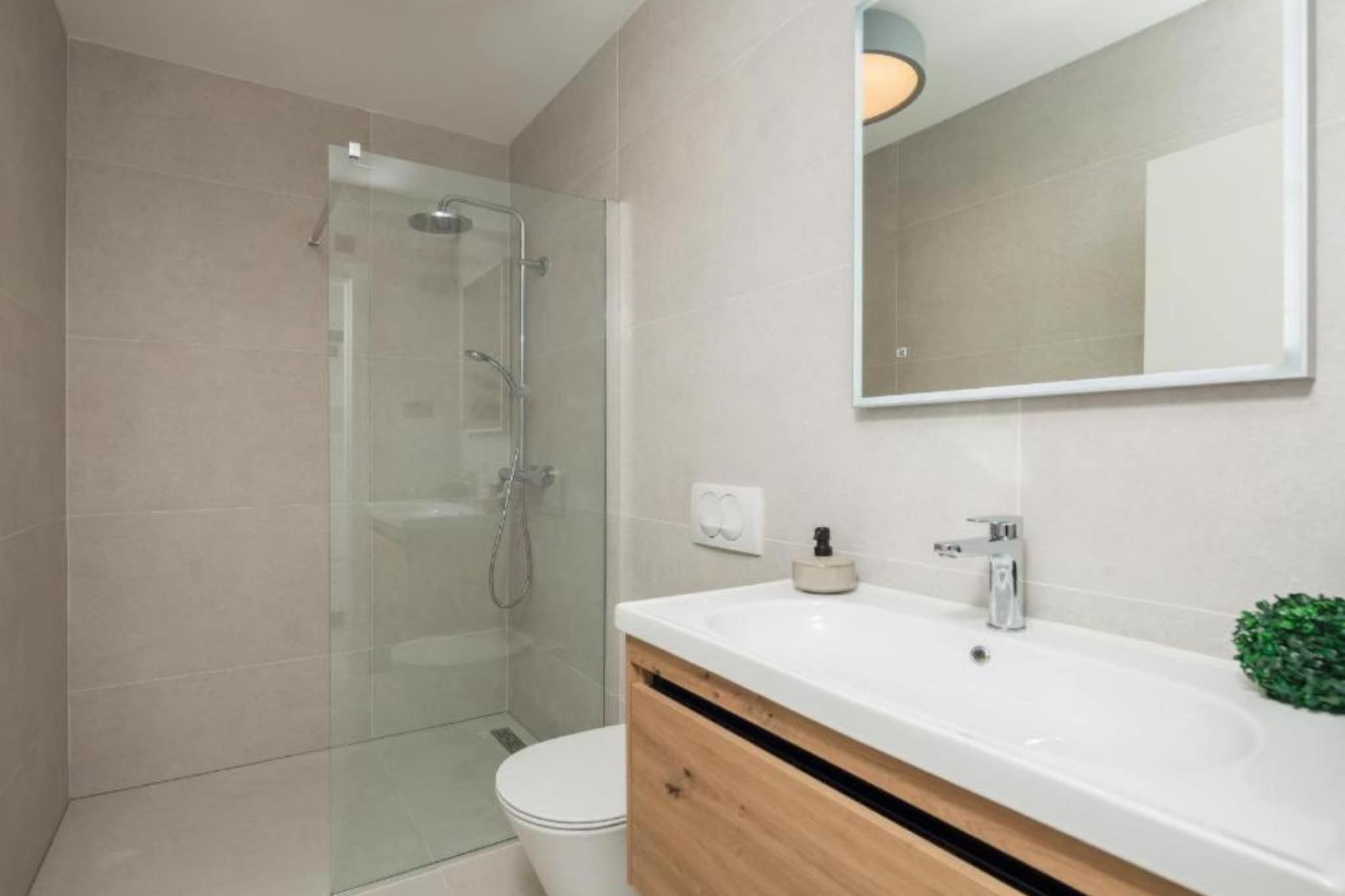 Seafront Six Bedroom Modern Villa with Pool Nancy - Bathroom