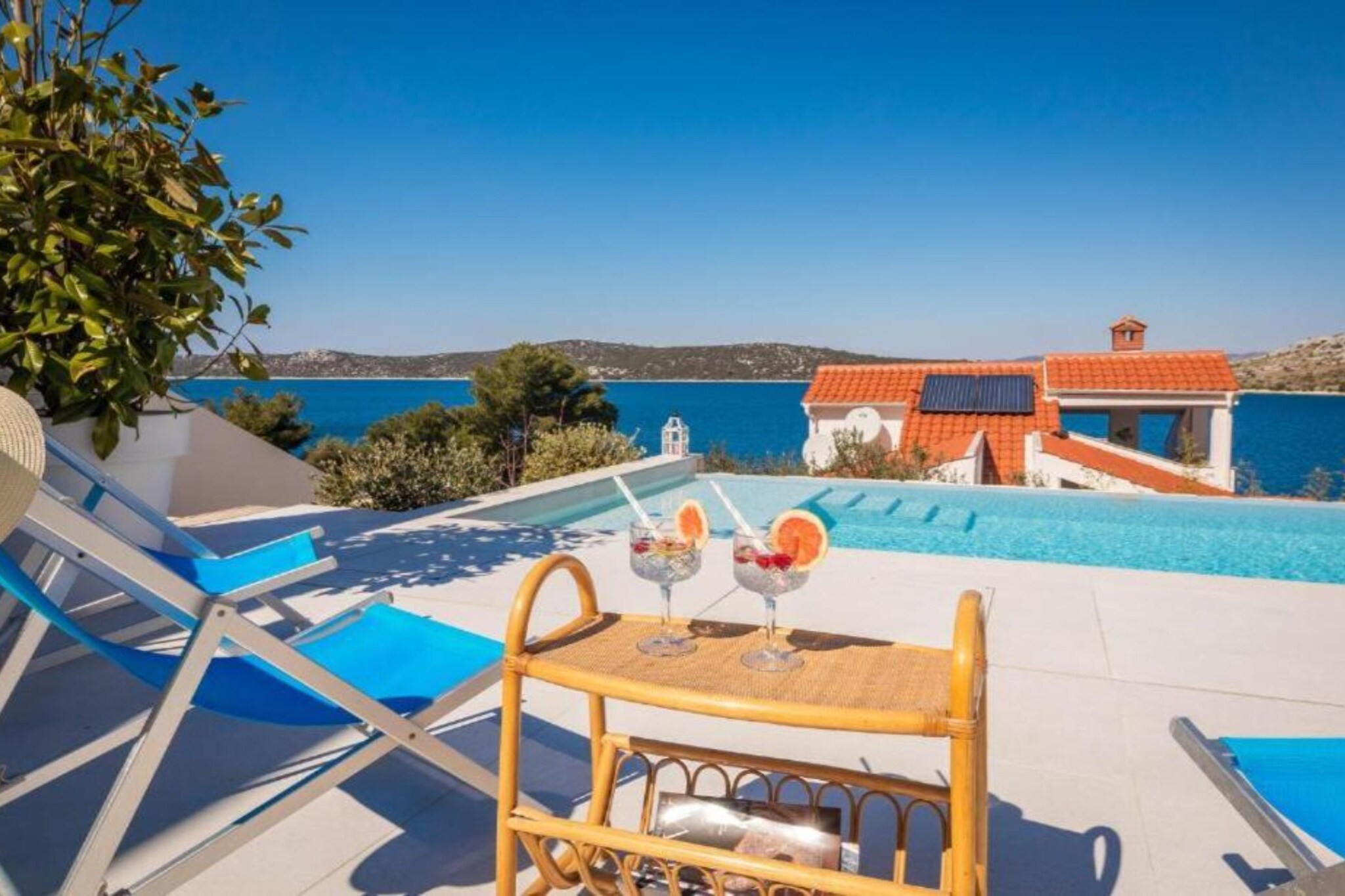 Seafront Six Bedroom Modern Villa with Pool Nancy - Swimming pool