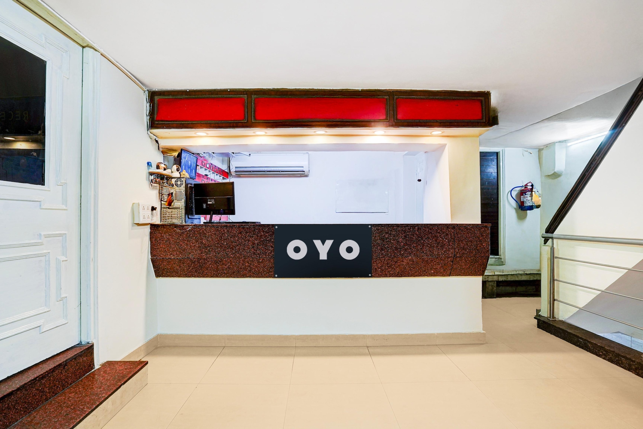 Ground floor: (bedroom(double bed, TV, seating area, air conditioning, Towels incl., telephone), bathroom(bathtub or shower, shower, washbasin, toilet, shampoo, body soap, hot water), parking, lift)