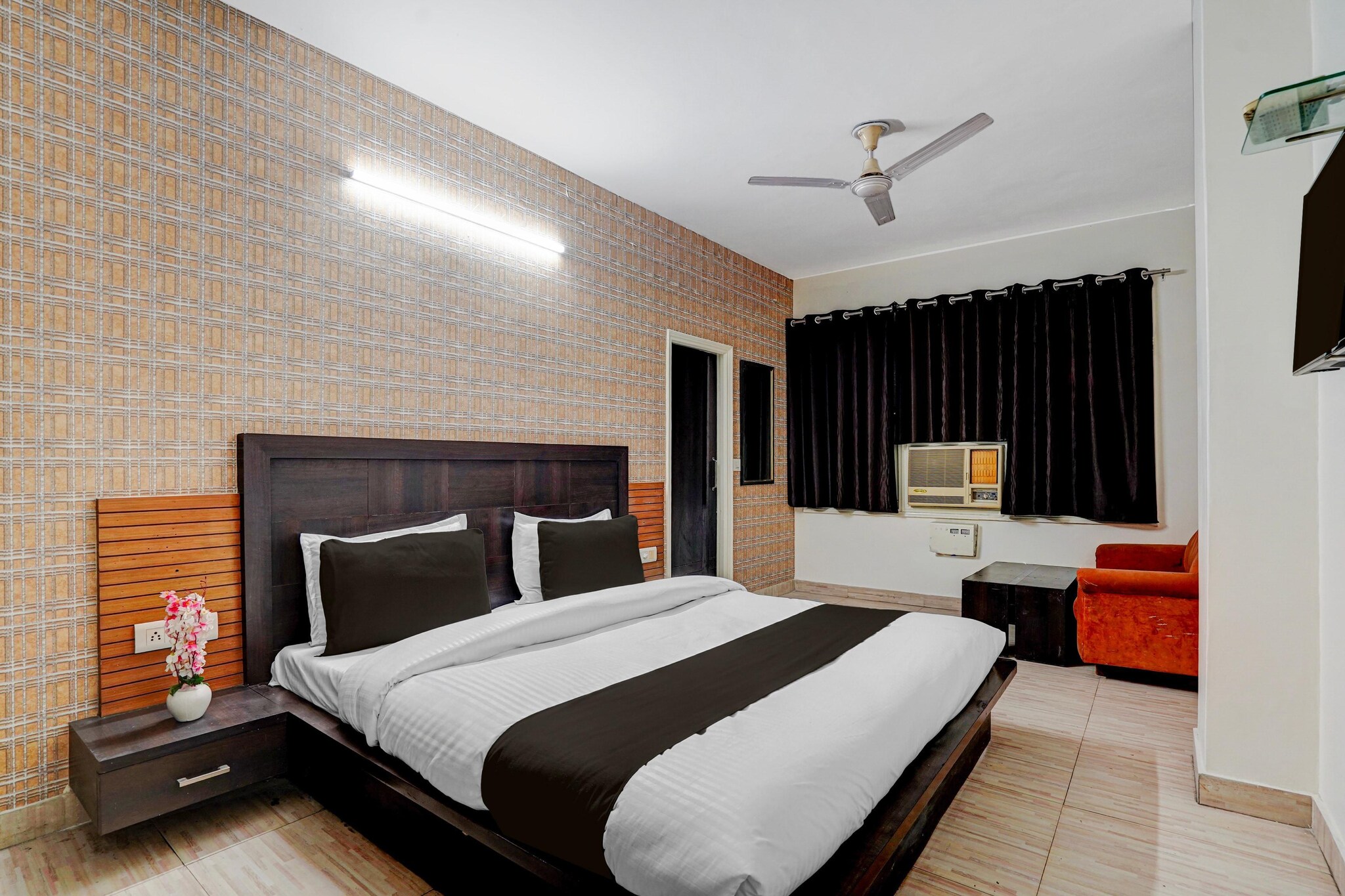Comfortable Accommodations: Hotel O Clock Tower Ludhiana Formerly Greatwall in Ludhiana offers family rooms with air-conditioning, private bathrooms, work desks, and seating areas. Each room includes free toiletries, bath or shower, TV, and tiled floors.

Essential Facilities: Guests enjoy a restaurant and free WiFi. The hotel provides a lift, 24-hour front desk, daily housekeeping service, room service, and luggage storage. Free on-site parking is available.

Convenient Location: Located 13 km from Ludhiana Airport, the hotel is 4.8 km from Ludhiana Junction Railway Station. Nearby attractions include Ishmeet Chowk and Krishna Mandir Road.

Unmarried couples are warmly welcome at this property.
Guests with local ID proof are warmly welcome.
Complimentary early check-in – Subject to availability.