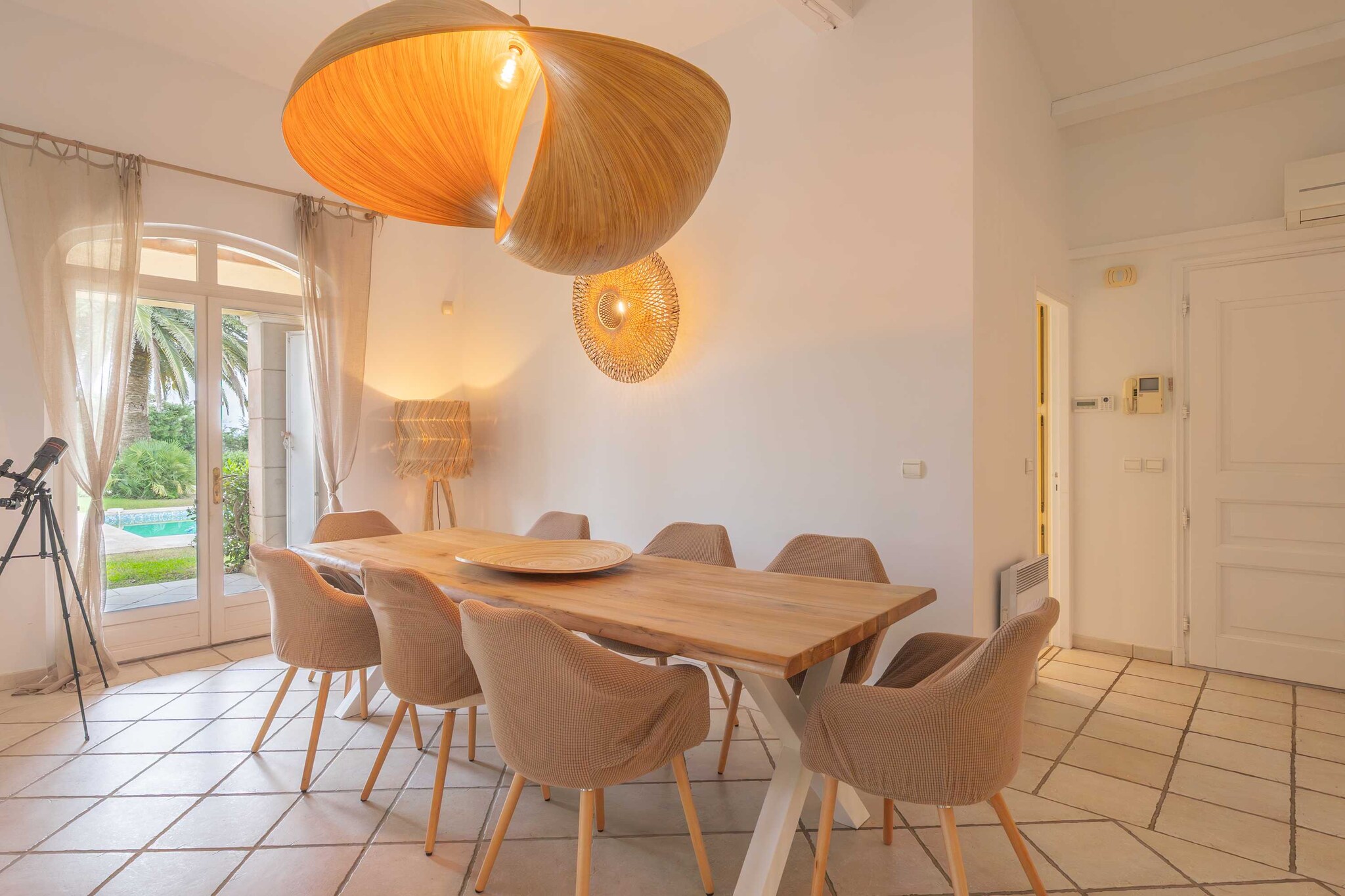 📌 Checkmyguest presents a stunning 176 m² villa. Perfect for an exceptional stay, it offers spacious, bright interiors, breathtaking sea views, and a privileged setting. Air-conditioned, it features a private pool, direct beach access, and 3 mattresses reserved for the villa, ideal for fully enjoying the Côte d’Azur.