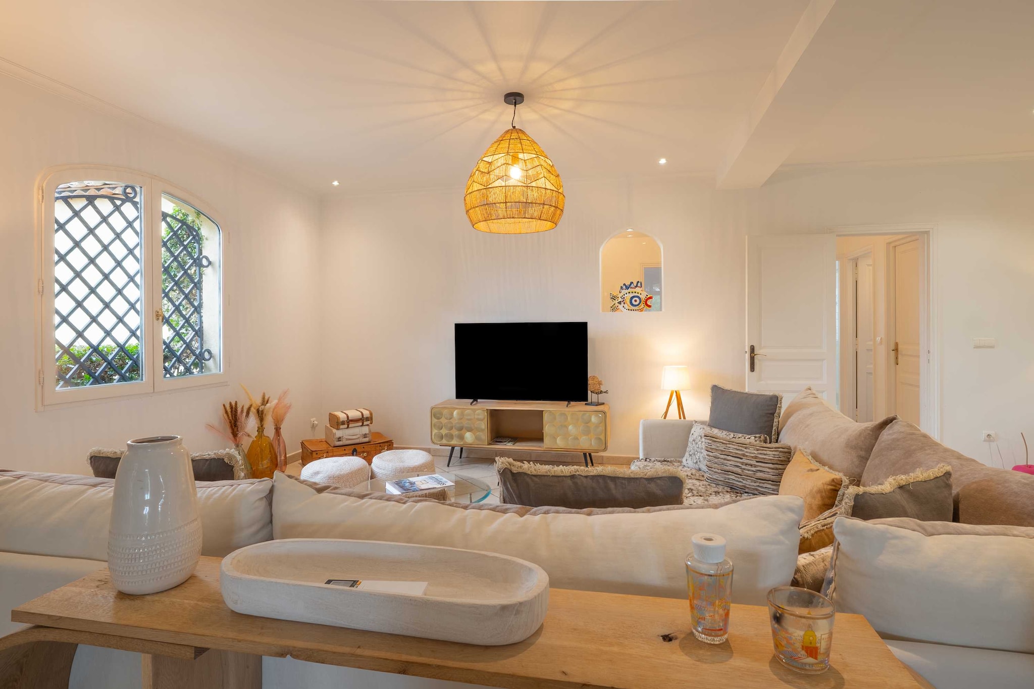 Spacious Villa with Pool & A/C for 8 – Sea View