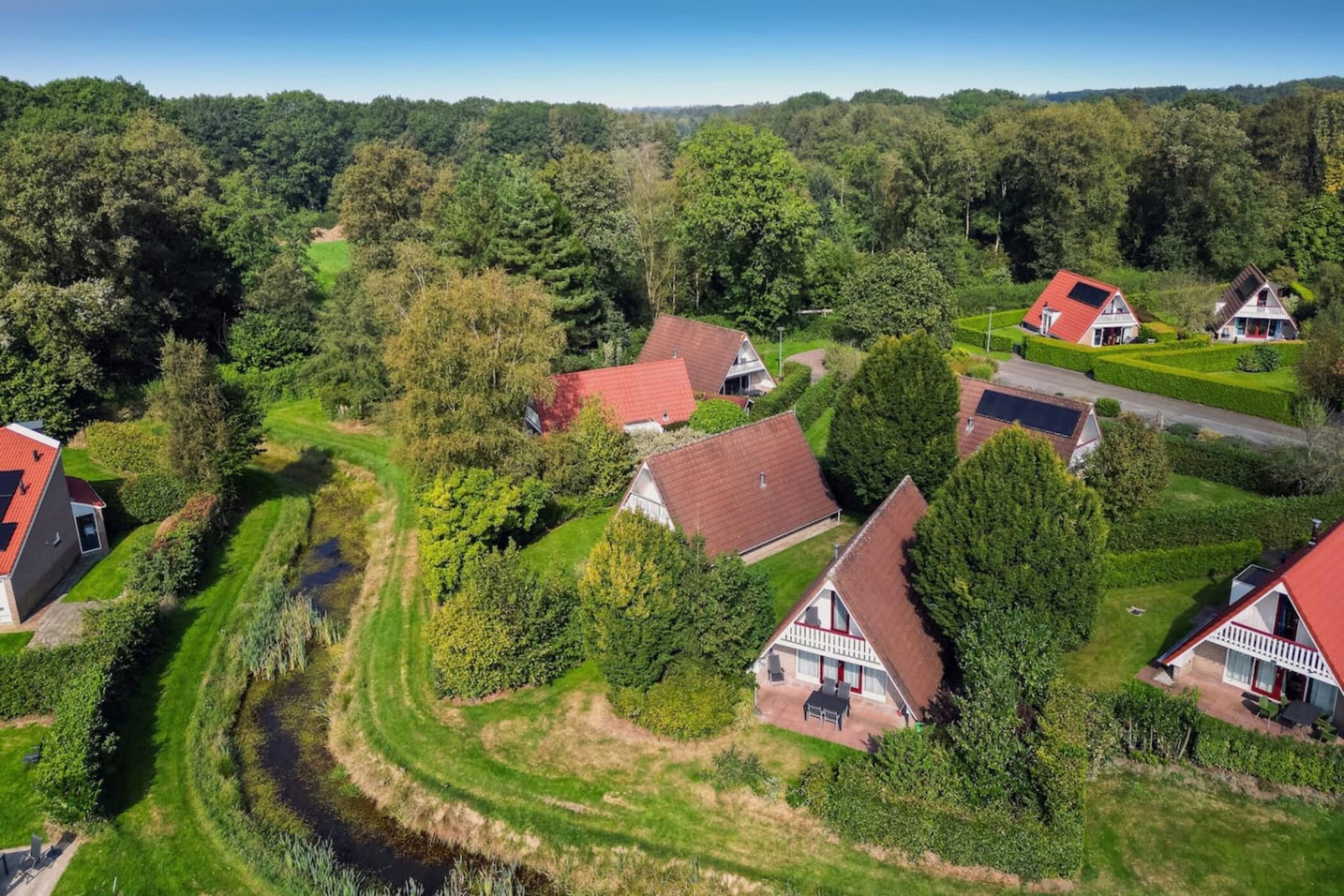 107 | Buizerd | Fijne bungalow met ruime tuin-Buitenkant zomer