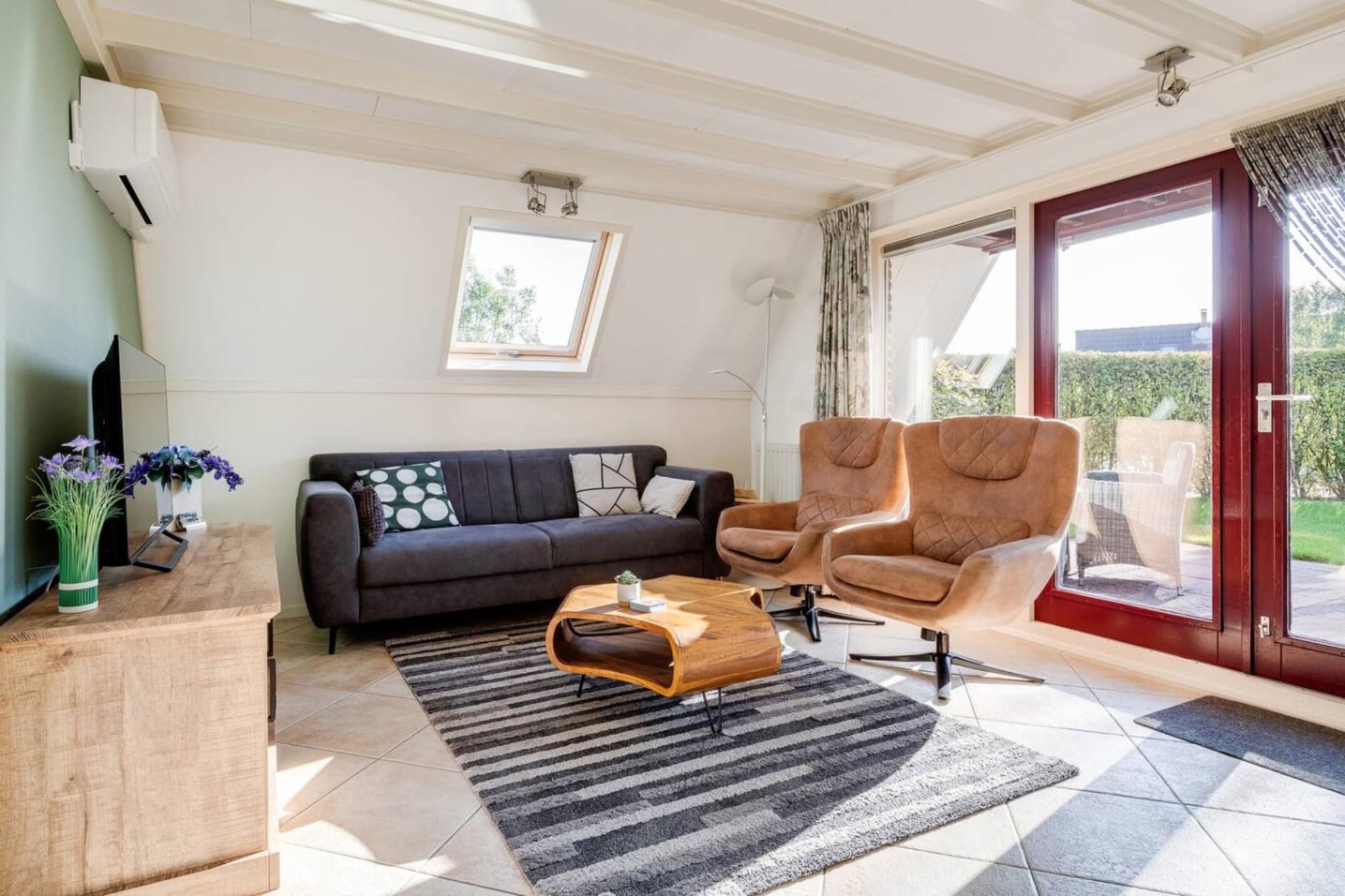 92 | Gaai | Prachtige bungalow nabij natuur-Woonkamer