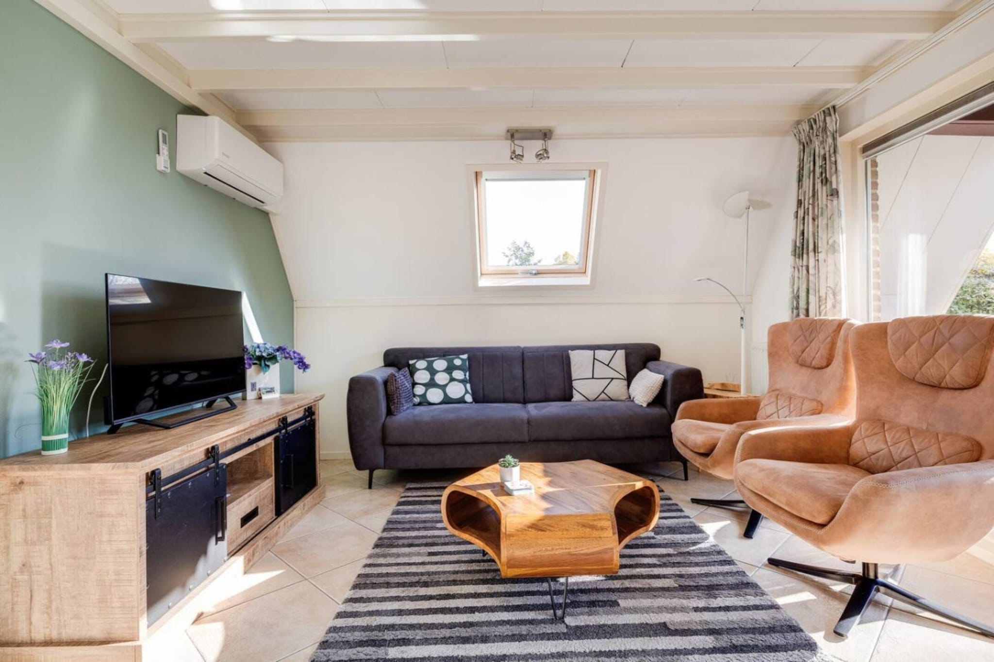 92 | Gaai | Prachtige bungalow nabij natuur-Woonkamer