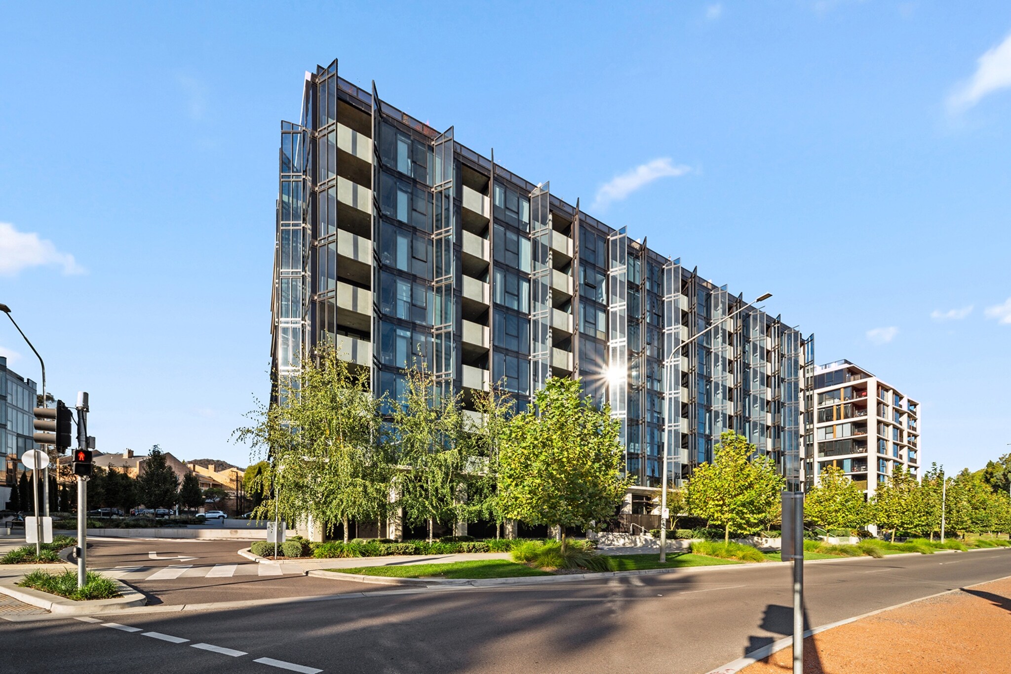 Bright Unit with Secure Parking and Garden Access