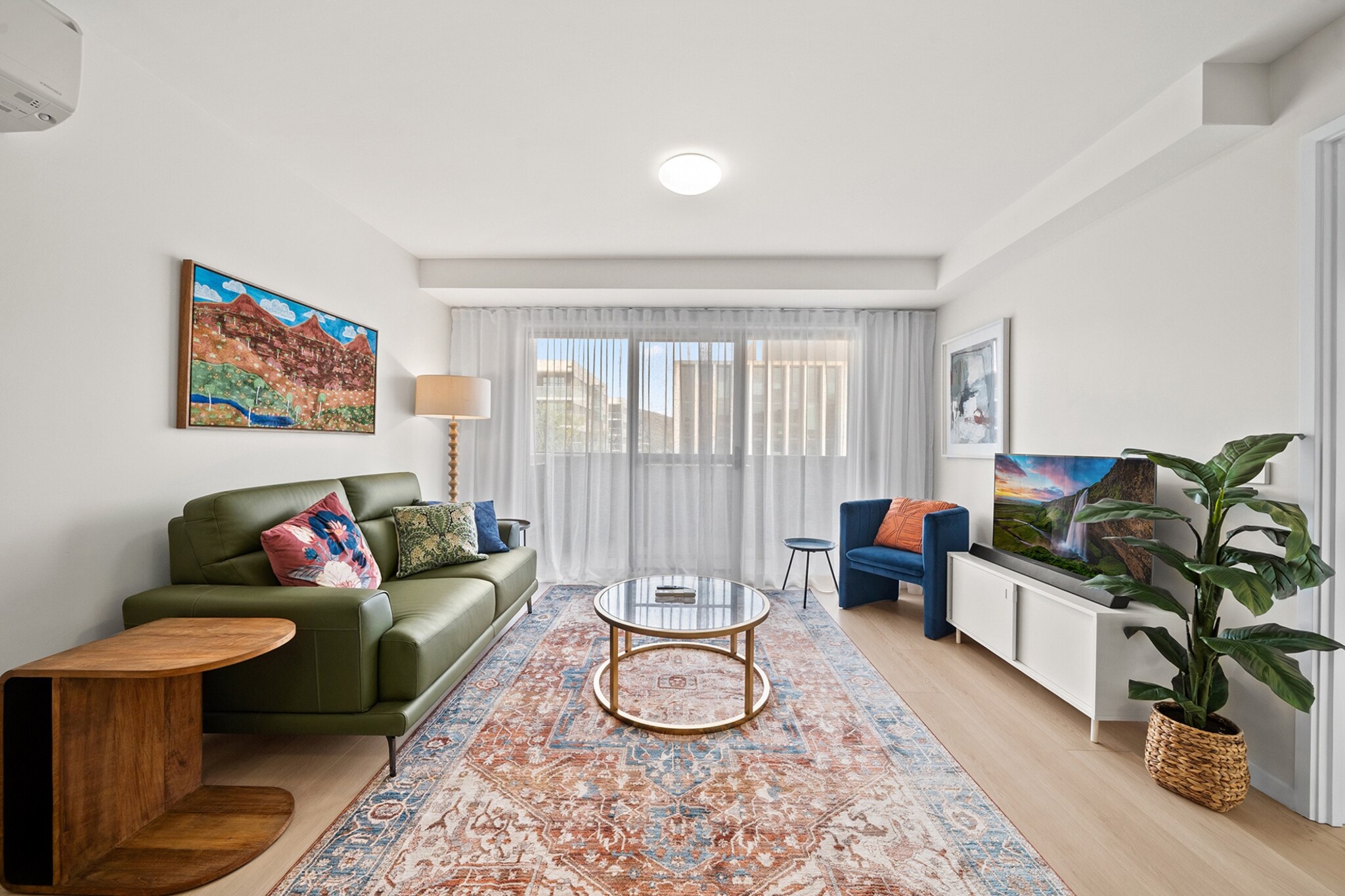 Braddon Retreat: Spacious 1-Bed with Parking