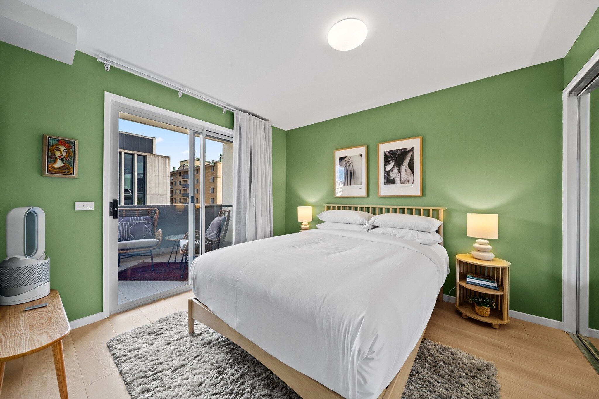 Braddon Retreat: Spacious 1-Bed with Parking