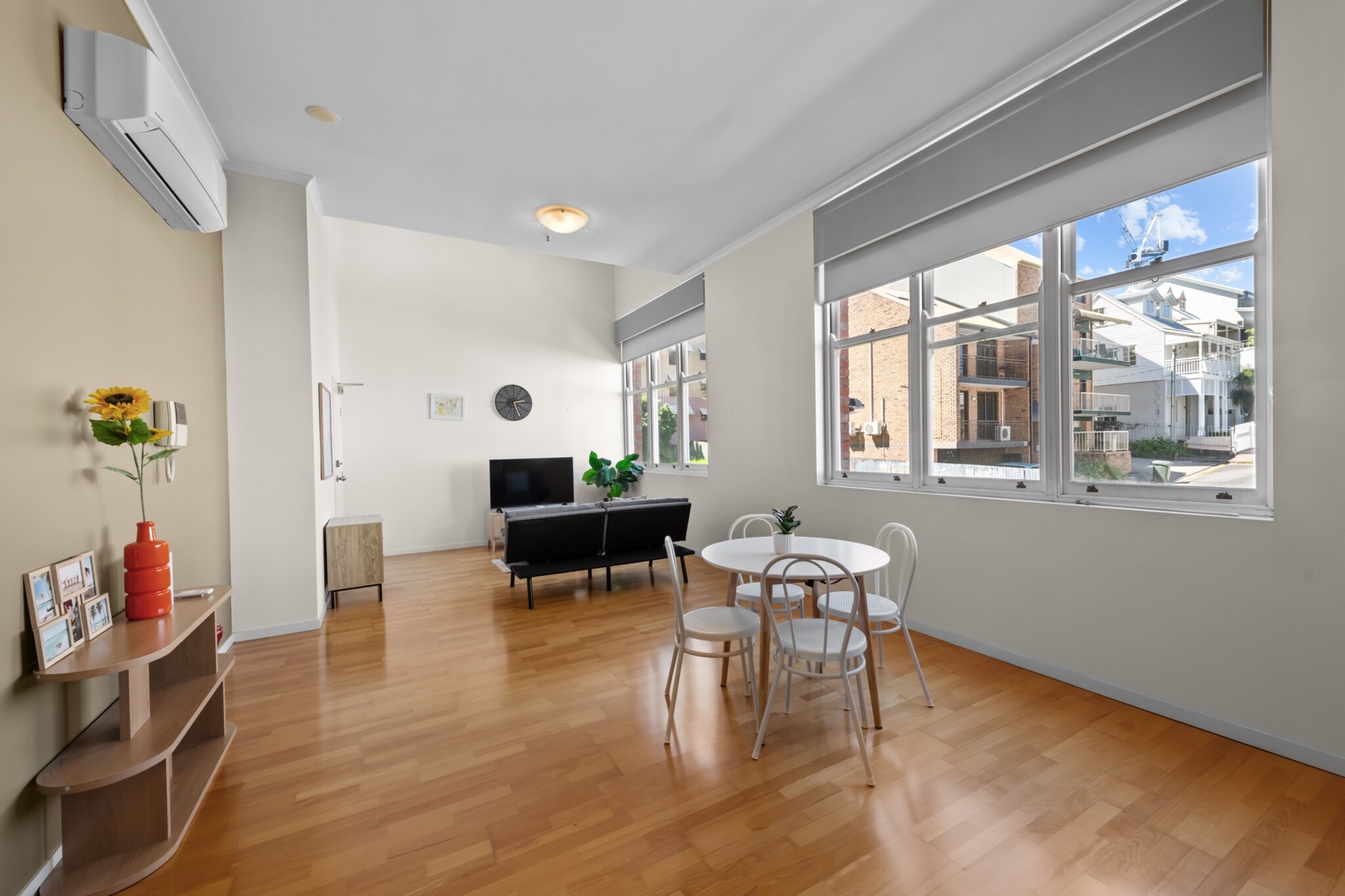 This modern 1-bedroom apartment in Spring Hill offers a bright and cozy stay with stunning city views. Located just minutes from Brisbane CBD, the unit features a fully equipped kitchen, spacious living area, and access to a range of amenities including a pool, gym, and sauna. With secure keyless entry, free Wi-Fi, and a private bathroom, this apartment is ideal for both short-term and long-term stays.
Located in Spring Hill, this apartment offers easy access to Brisbane’s city center, cafes, restaurants, and shopping districts. Within walking distance to public transport, it is ideal for both business and leisure travelers. The property is also close to parks, walking trails, and key Brisbane landmarks such as the Queensland Museum and South Bank.