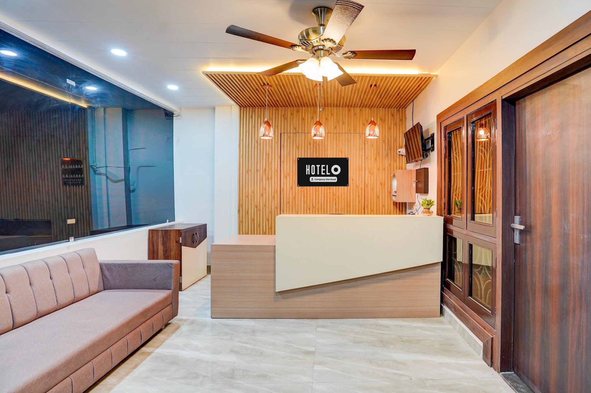 Ground floor: (bedroom(double bed, TV, seating area, air conditioning, Towels incl., telephone), bathroom(bathtub or shower, shower, washbasin, toilet, shampoo, body soap, hot water))
