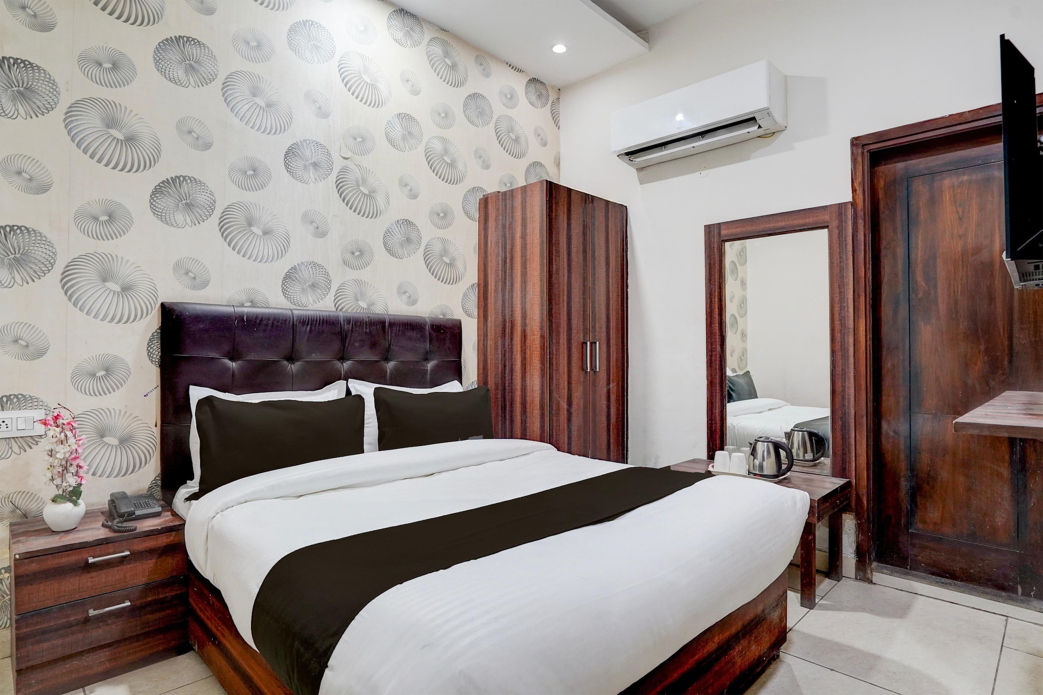 Comfortable Accommodations: Hotel O Patiala Road Crossway Zirakpur Formerly Lavish in Zirakpur offers family rooms with air-conditioning, private bathrooms, work desks, and seating areas. Each room includes free WiFi, a TV, and free toiletries.
Convenient Facilities: Guests enjoy free on-site parking, a lift, 24-hour front desk, daily housekeeping service, room service, and luggage storage. Additional amenities include a work desk, TV, and wardrobe.
Prime Location: Situated 2 km from Chandigarh Airport, the hotel is close to attractions such as Rock Garden (15 km), ChhattBir Zoo (6 km), and Sukhna Lake (13 km).