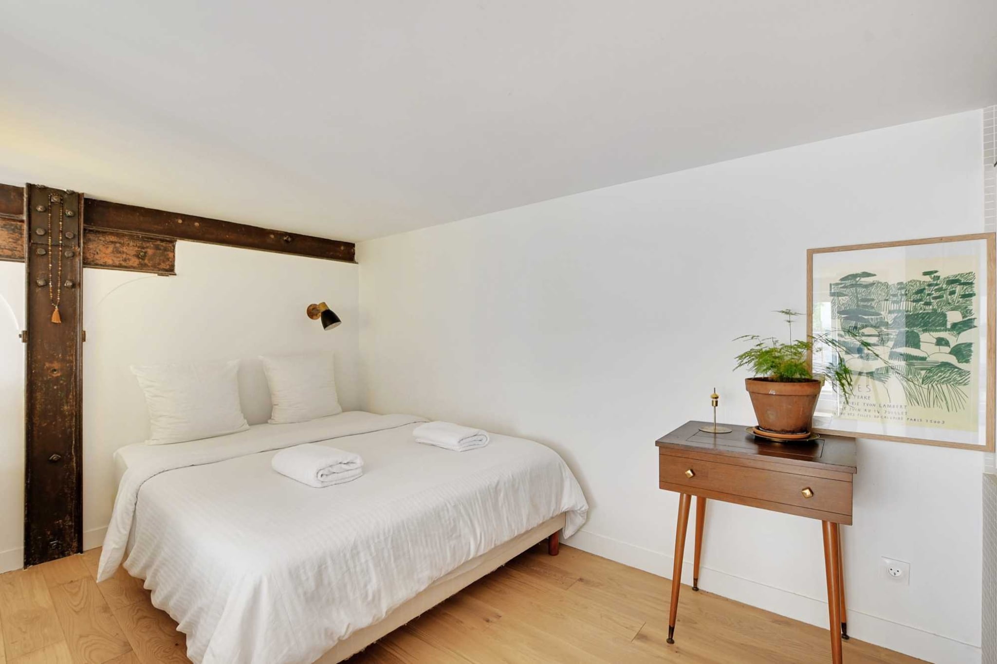 📌 Checkmyguest presents a charming 40 m² duplex located in the 19th arrondissement of Paris, just steps from the Buttes-Chaumont. Bright and well-designed over two levels, it offers a comfortable living space. You’ll enjoy a lively neighborhood, close to shops, cafés, and public transport, perfect for exploring Paris.
