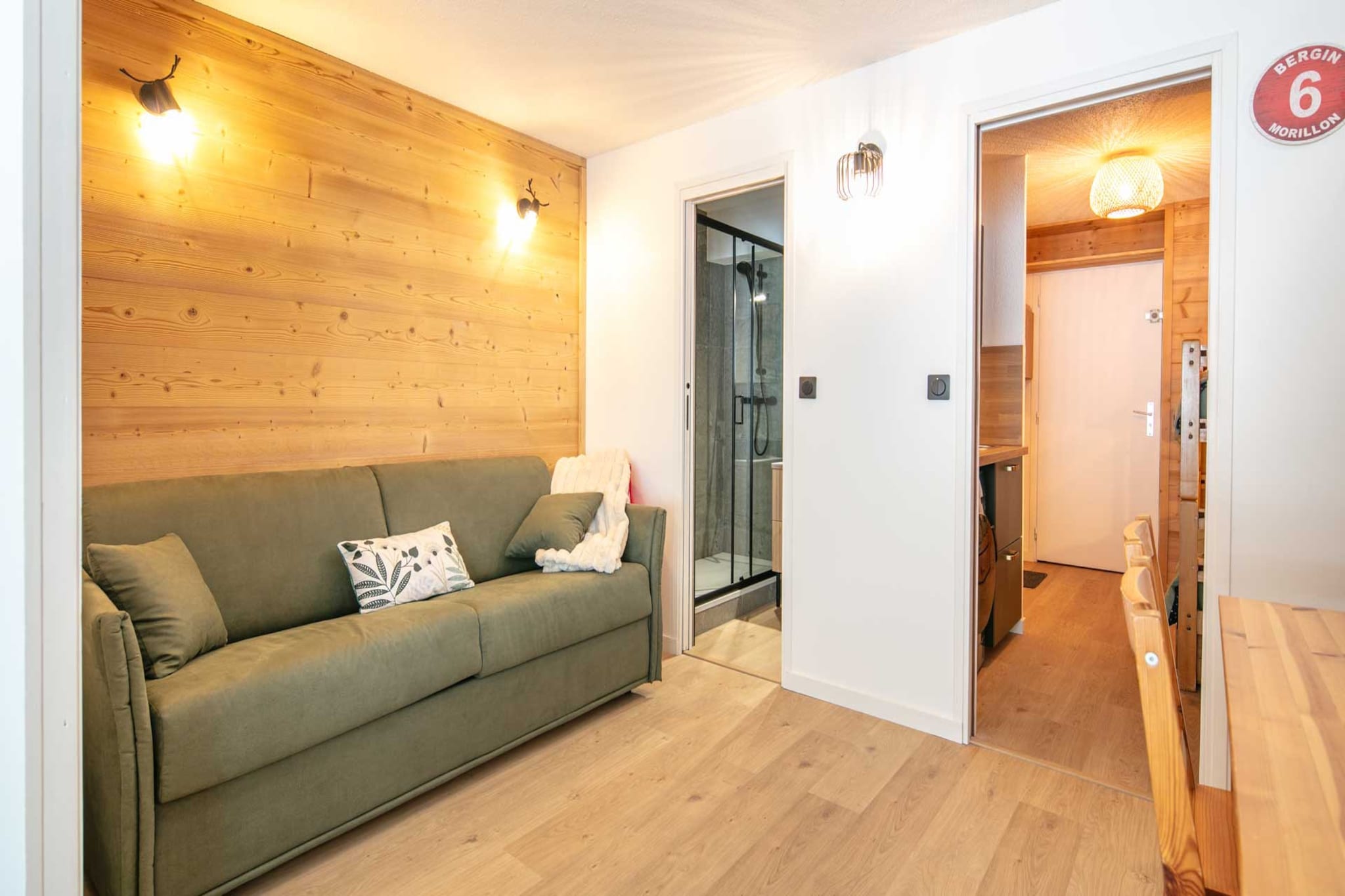 Imagine stepping into your own private mountain refuge, where the crisp alpine air of Morillon greets you the moment you slide open the balcony doors. This 27 m² apartment is designed to be the perfect base for your high-altitude adventures, offering a warm and inviting space for up to six travelers. After a day spent exploring the peaks, you can retreat to a home that is entirely yours, featuring a cozy separate bedroom with a full bed and a versatile living area equipped with both a bunk bed and a sofa bed—perfect for resting up before another day on the trails.

Your mornings here begin with the quiet hum of the coffee machine as you prepare breakfast in the fully equipped kitchen. Whether you’re toasting fresh bread or whipping up a hearty meal using the oven and modern kitchenware, you have everything you need to fuel your group for the day. The private balcony offers a peaceful spot to check the weather over the mountains or simply enjoy a quiet tea before heading out. With a modern bathroom featuring a refreshing shower, the space feels functional and fresh, ensuring a comfortable stay from start to finish.

The true magic of this location lies just outside your door. You are perfectly positioned for the ultimate ski-in, ski-out lifestyle, located a mere 50 meters from the Les Esserts ski lift and a short stroll from the Sairon lift. When the sun sets and the skis are put away, the local village charm is just steps away. Wander 20 meters to The Oak Barrel Pub for a celebratory drink or explore the nearby restaurants to sample local Savoyard flavors.