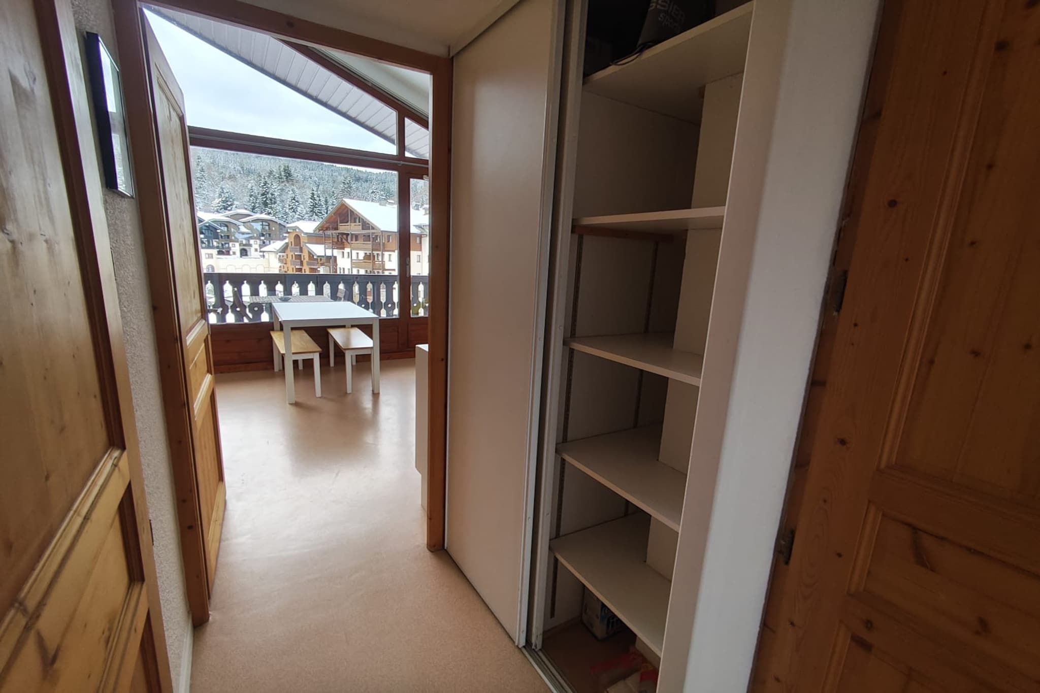 mezzanine: (double bed)\n\nElevator, open kitchen(electric kettle, toaster, coffee machine, oven, microwave, dishwasher, fridge, dishes and cutlery), Living/diningroom(double sofa bed, TV, dining table), bedroom(double bed), bathroom(bath tub, washbasin, toilet), Internet access, Garden Furniture , balcony, swimming pool(shared with other guests), hairdryer