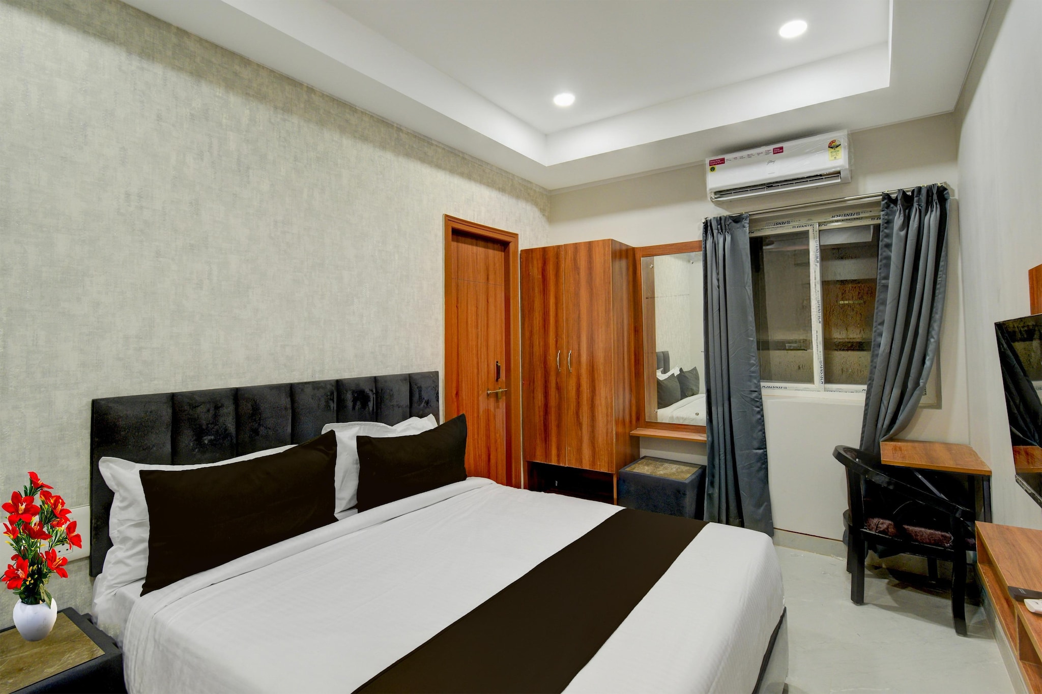Enjoy a comfortable and hassle-free experience at our thoughtfully designed property. Each room is equipped with modern amenities, cozy bedding, and elegant decor to make you feel right at home. Located conveniently with easy access to public transport and major attractions, it's perfect for both business and leisure travelers. Cleanliness and guest comfort are our top priorities, and our team is available 24/7 to assist you throughout your stay.