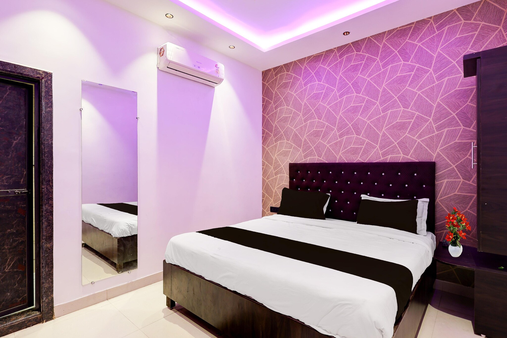 Comfortable Accommodations: Rooms feature air-conditioning, private bathrooms, work desks, seating areas, free toiletries, bath or shower, TV, tiled floors, and wardrobes. Family rooms are available.

Essential Facilities: Guests enjoy free WiFi, a lift, 24-hour front desk, daily housekeeping service, room service, and luggage storage.

Convenient Location: Located in Kanpur, the hotel is 4.1 km from Kānpur Central Station. Nearby attractions include Juhi Bari and Hind Vihar.