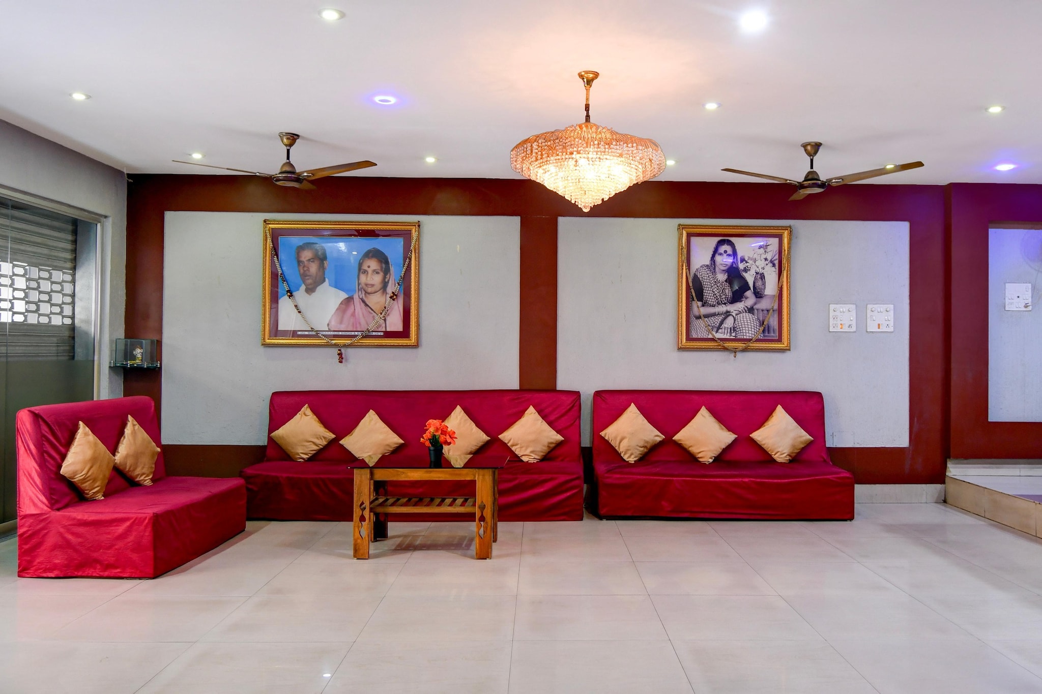 Ground floor: (bedroom(TV, seating area, electric kettle, telephone, Floor mattress), bathroom(double bed, bathtub or shower, shower, washbasin, toilet, air conditioning, Towels incl., shampoo, body soap, hot water), Parking)