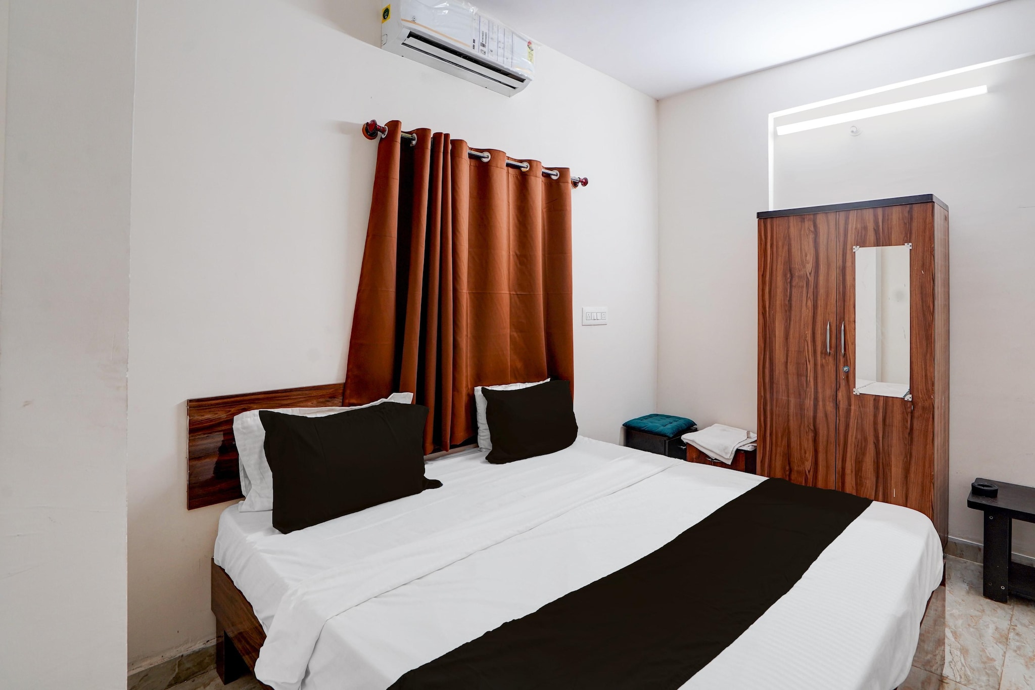 Comfortable Accommodations: Hotel O Dasarahalli Metro Station Bangalore Formerly Megha Ventures in Bangalore offers family rooms with air-conditioning, private bathrooms, work desks, and seating areas. Each room includes free WiFi, a TV, and free toiletries.

Convenient Facilities: Guests benefit from a 24-hour front desk, daily housekeeping service, room service, and luggage storage. The hotel provides free WiFi throughout the property, ensuring connectivity for all visitors.

Prime Location: Located 77 km from Dr. Babasaheb Ambedkar International Airport, the hotel is situated in Bangalore. Nearby attractions include the Bangalore Palace and Cubbon Park, offering various activities for visitors.