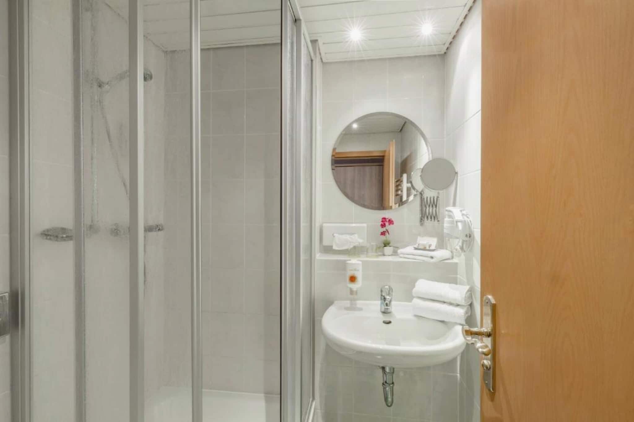 Standard Double Room-Badkamer