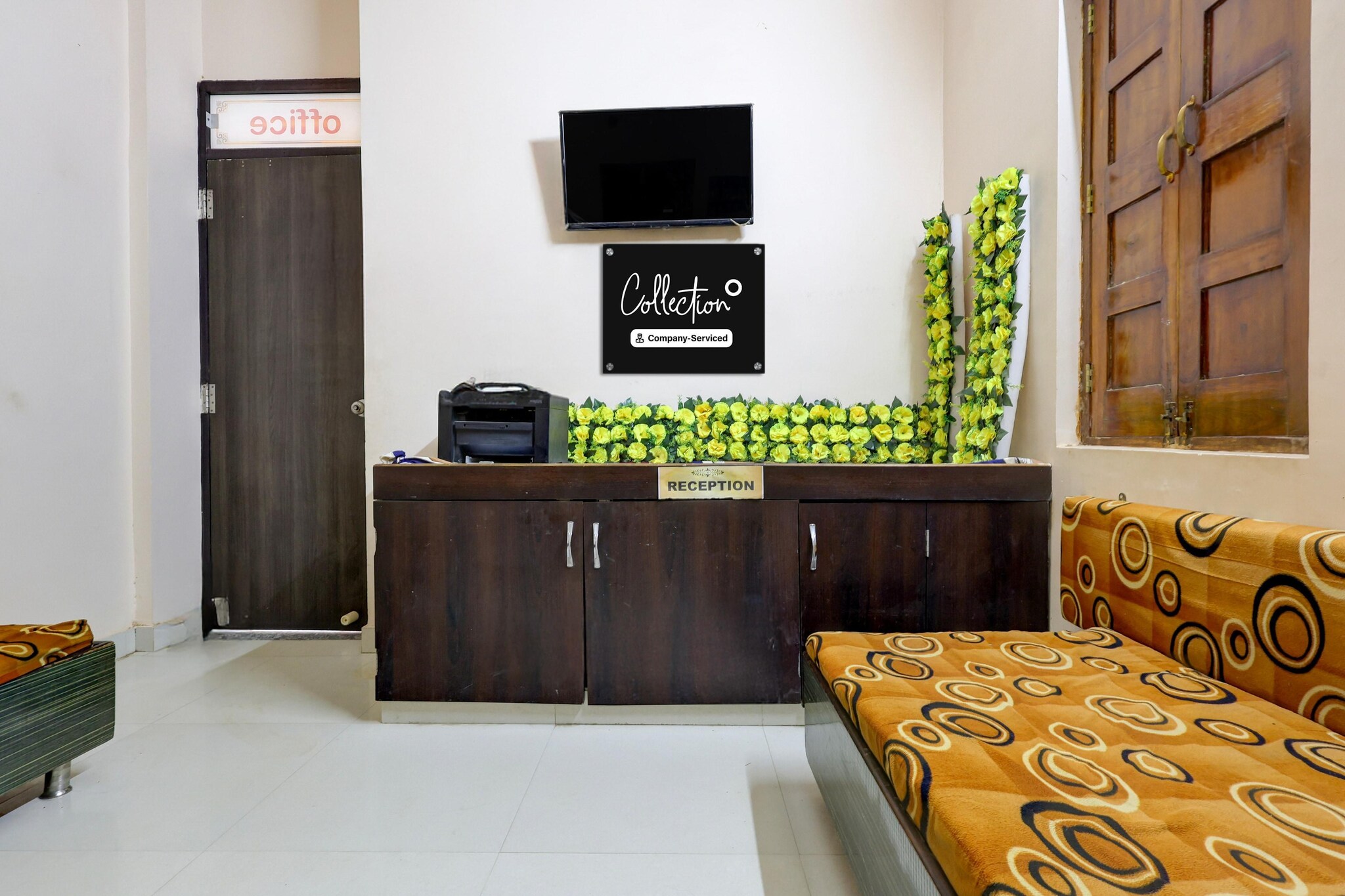 Ground floor: (bedroom(double bed, TV, seating area, air conditioning, Towels incl., telephone), bathroom(bathtub or shower, shower, washbasin, toilet, shampoo, body soap, hot water), lift)