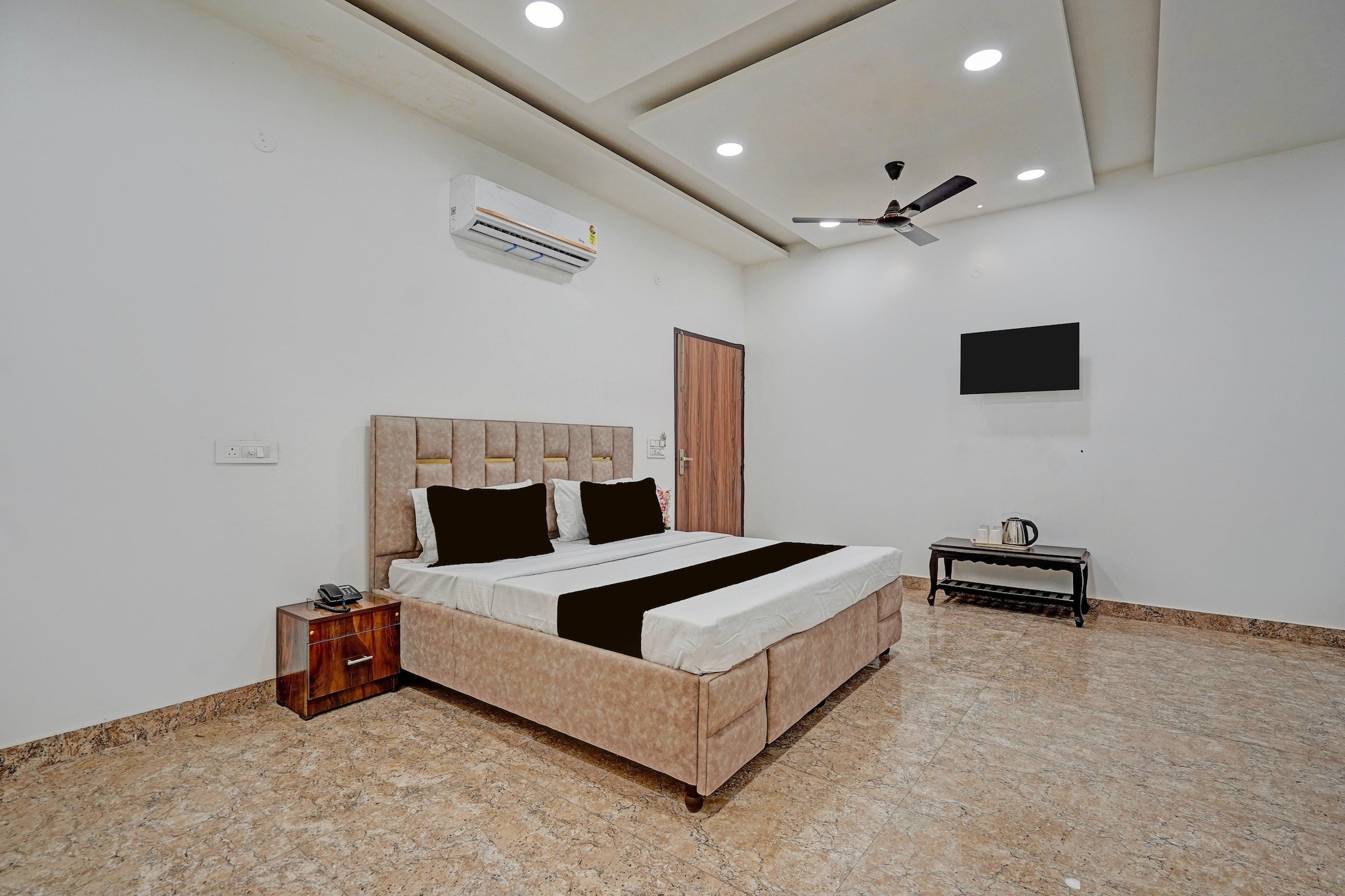 Unmarried couples are warmly welcome at this property.
Guests with local ID proof are warmly welcome.
Complimentary early check-in – Subject to availability.