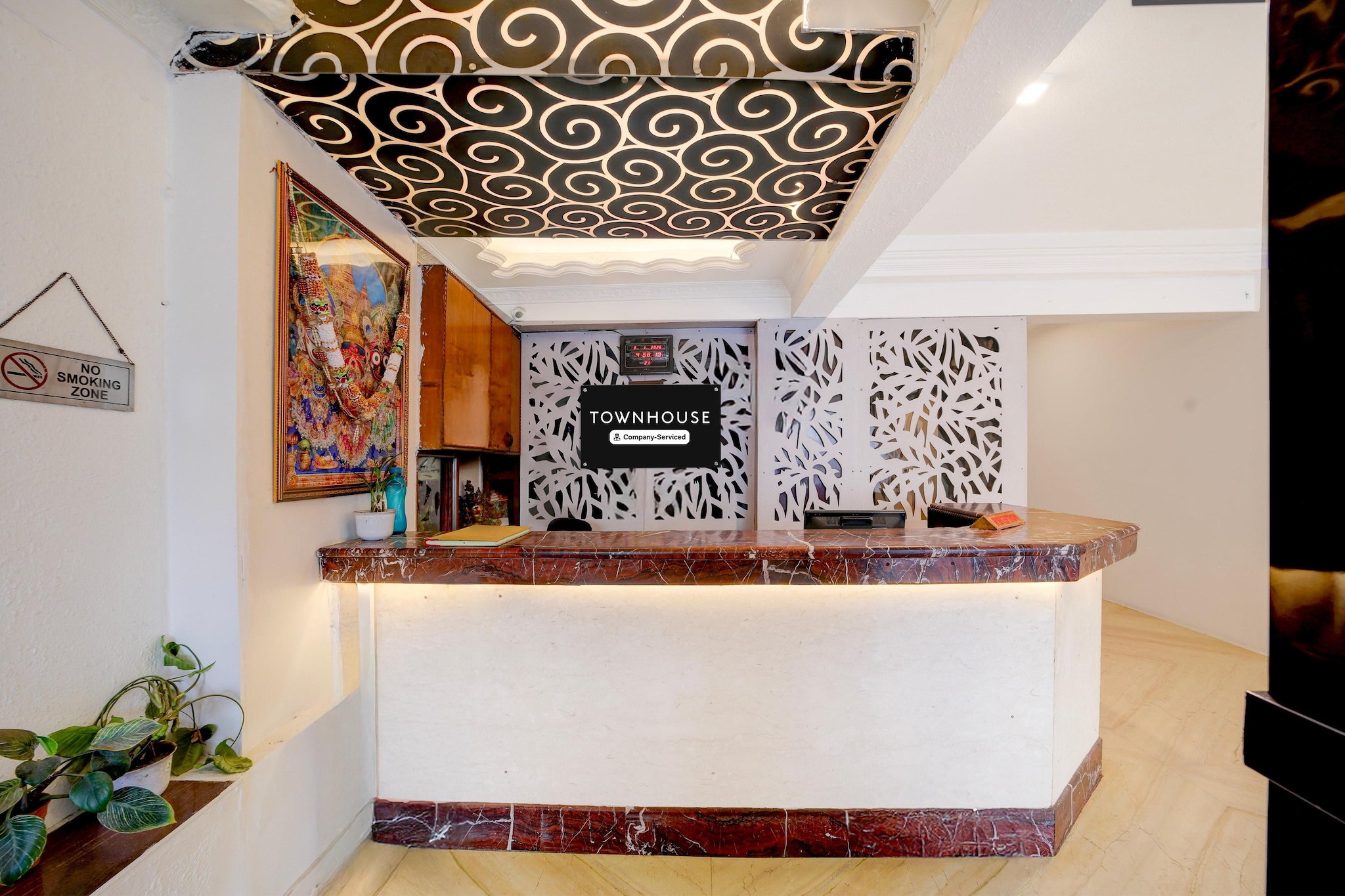 Ground floor: (bedroom(double bed, TV, seating area, air conditioning, telephone), bathroom(bathtub or shower, shower, washbasin, toilet, Towels incl., shampoo, body soap, hot water), parking, swimming pool, lift)