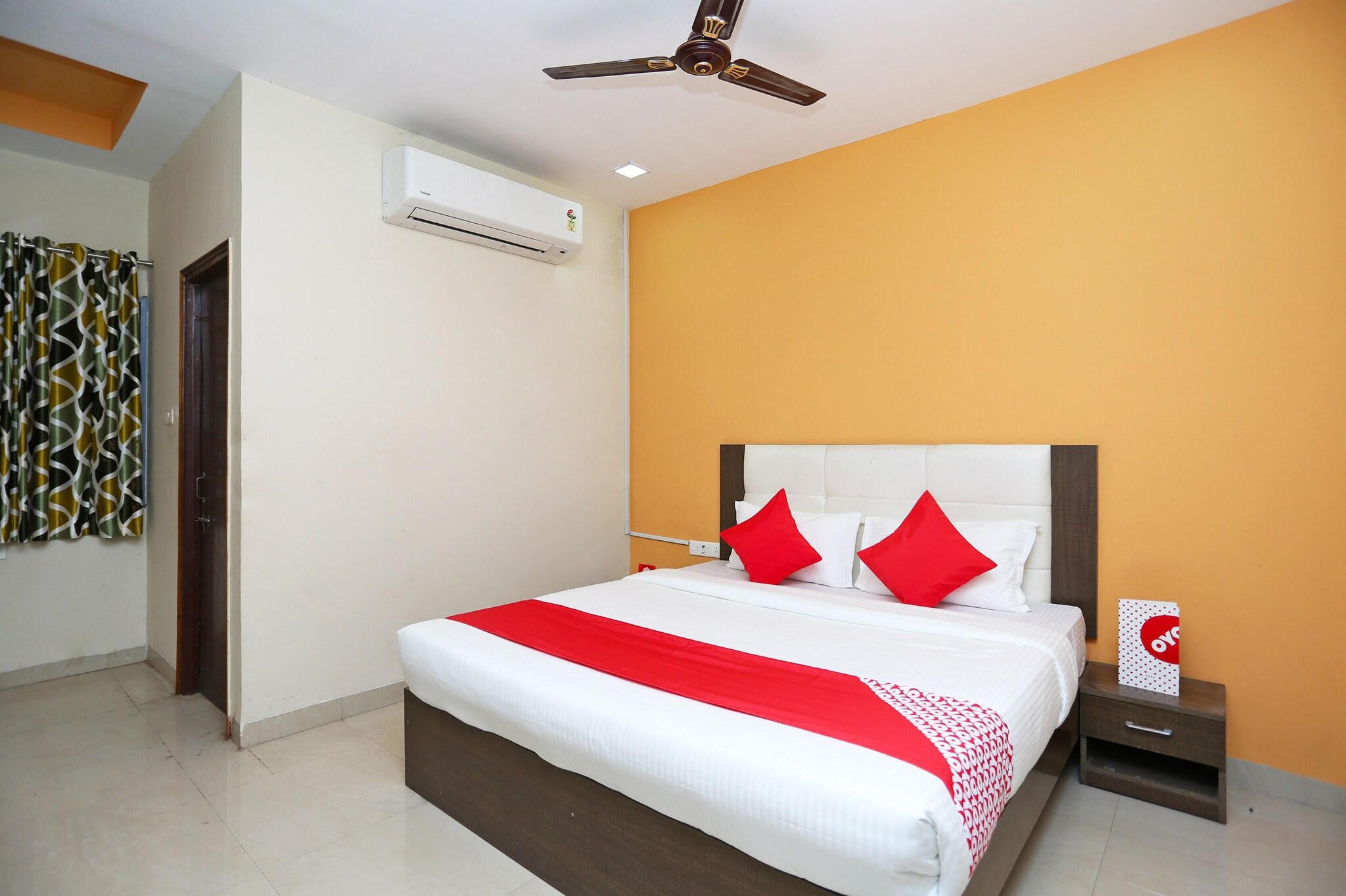 Comfortable Accommodations: Hotel O Ambuja City Centre Mall Formerly Amar Marriage Palace in Raipur offers family rooms with air-conditioning, private bathrooms, and free WiFi. Each room includes a work desk, seating area, TV, and free toiletries.
Convenient Facilities: Guests can enjoy a lounge, 24-hour front desk, shared kitchen, daily housekeeping service, room service, and luggage storage. Free on-site parking is available.
Prime Location: Located 17 km from Swami Vivekananda Airport, the hotel is 9 km from Raipur Railway Station and 21 km from Raipur International Cricket Stadium. Nearby attractions include Bhramkumari Ashram and a petrol pump.
Unmarried couples are warmly welcome at this property.
Guests with local ID proof are warmly welcome.
Complimentary early check-in – Subject to availability.