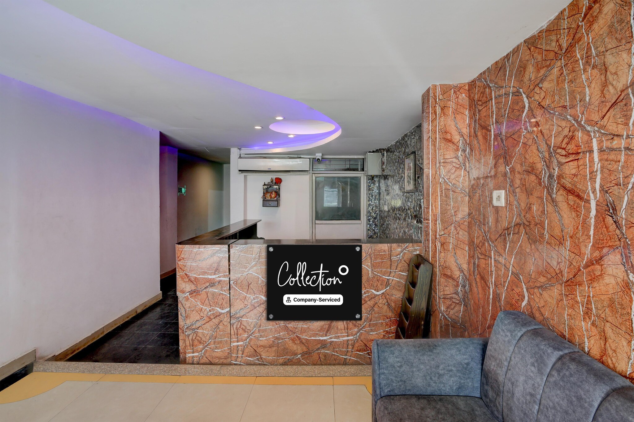 Ground floor: (bedroom(double bed, TV, seating area, air conditioning, telephone), bathroom(bathtub or shower, washbasin, toilet, Towels incl., shampoo, body soap, hot water), BBQ, lift, Laundry Package incl.)