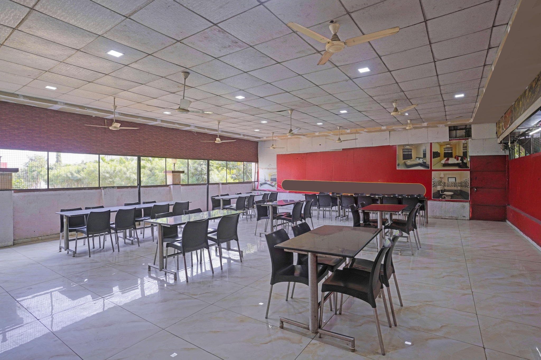Ground floor: (bedroom(double bed, TV, electric kettle, air conditioning, telephone, Floor mattress), bathroom(seating area, bathtub or shower, shower, washbasin, toilet, Towels incl., shampoo, body soap, hot water), Parking, lift)