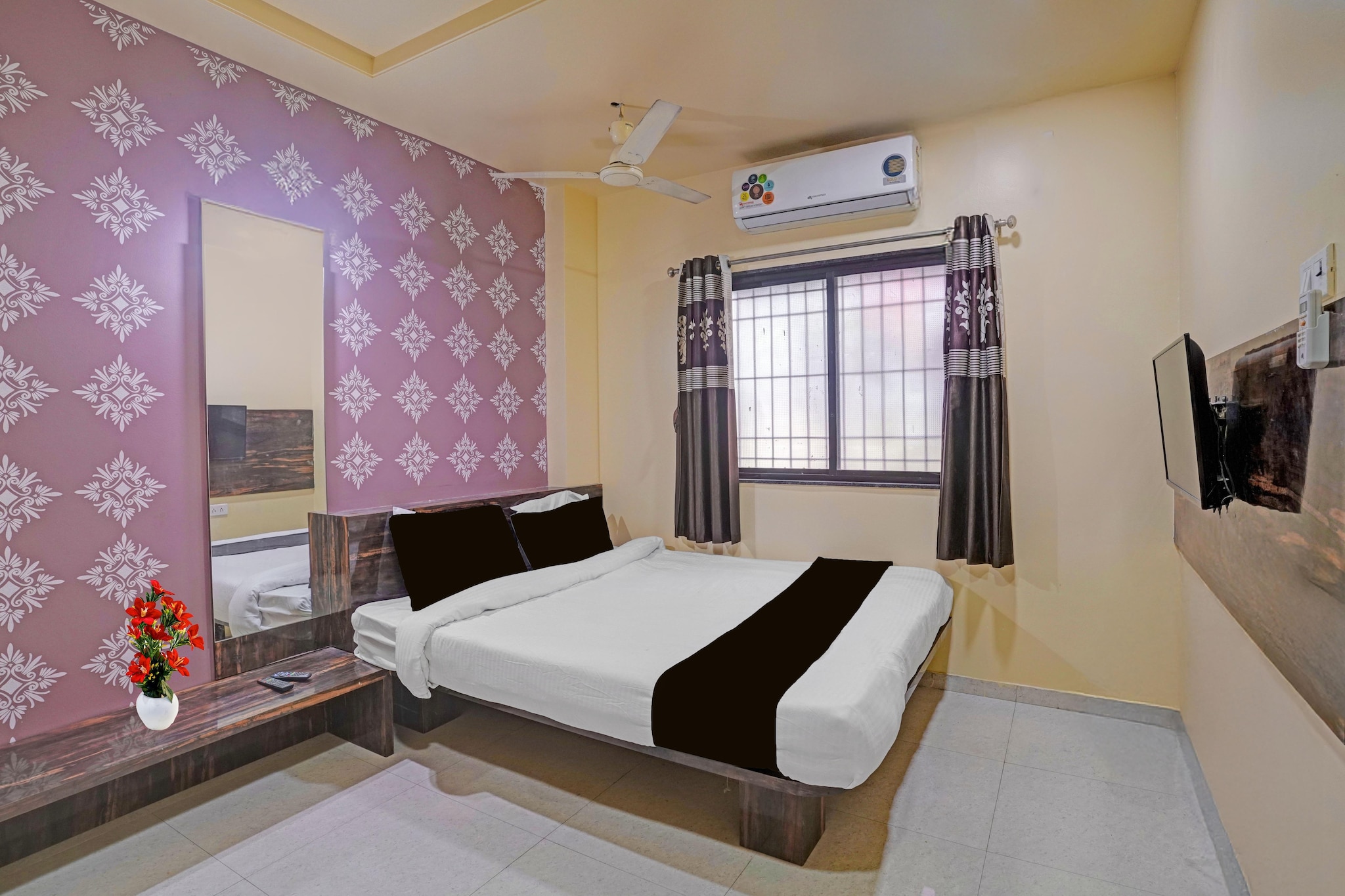 Unmarried couples are warmly welcome at this property.
Guests with local ID proof are warmly welcome.
Complimentary early check-in – Subject to availability.