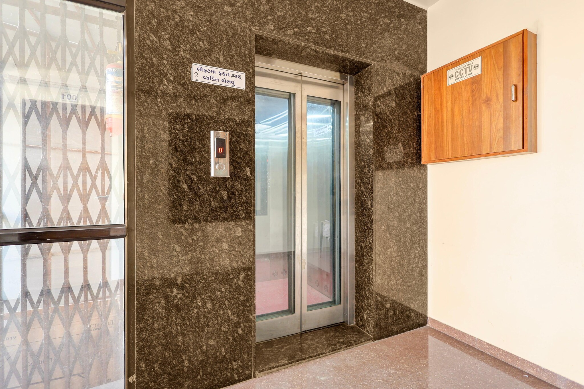 Ground floor: (bedroom(double bed, TV, electric kettle, air conditioning, telephone, Floor mattress), bathroom(seating area, bathtub or shower, shower, washbasin, toilet, Towels incl., shampoo, body soap, hot water), Parking, lift)