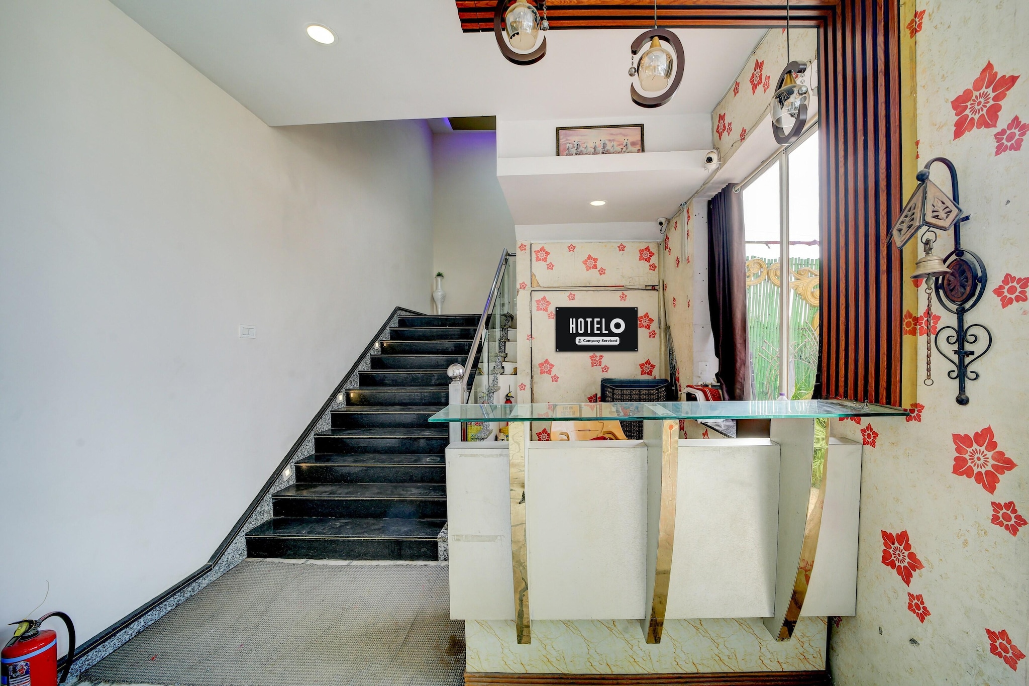 Ground floor: (bedroom(double bed, TV, electric kettle, air conditioning, telephone, Floor mattress), bathroom(seating area, bathtub or shower, shower, washbasin, toilet, Towels incl., shampoo, body soap, hot water), Parking, lift, Laundry Package incl.)
