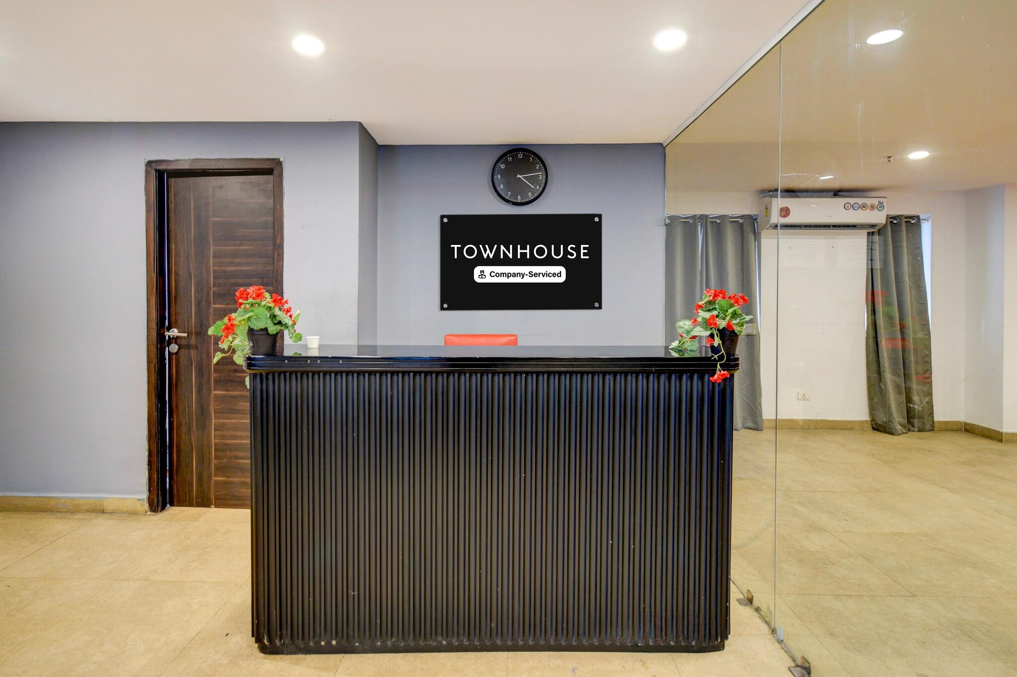Ground floor: (bedroom(double bed, TV, electric kettle, air conditioning, telephone, Floor mattress), bathroom(seating area, bathtub or shower, shower, washbasin, toilet, Towels incl., shampoo, body soap, hot water), Parking, lift, Laundry Package incl.)