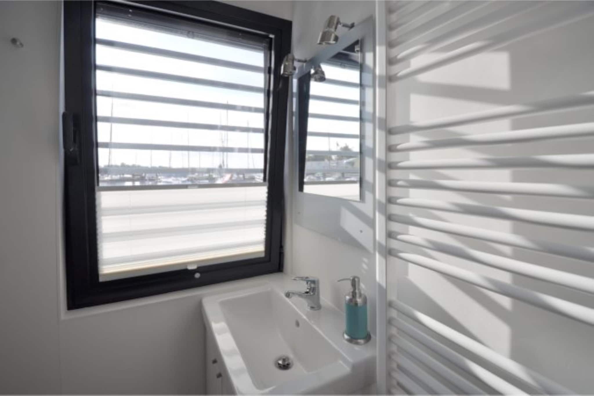 Floating House Charlotte-Badkamer