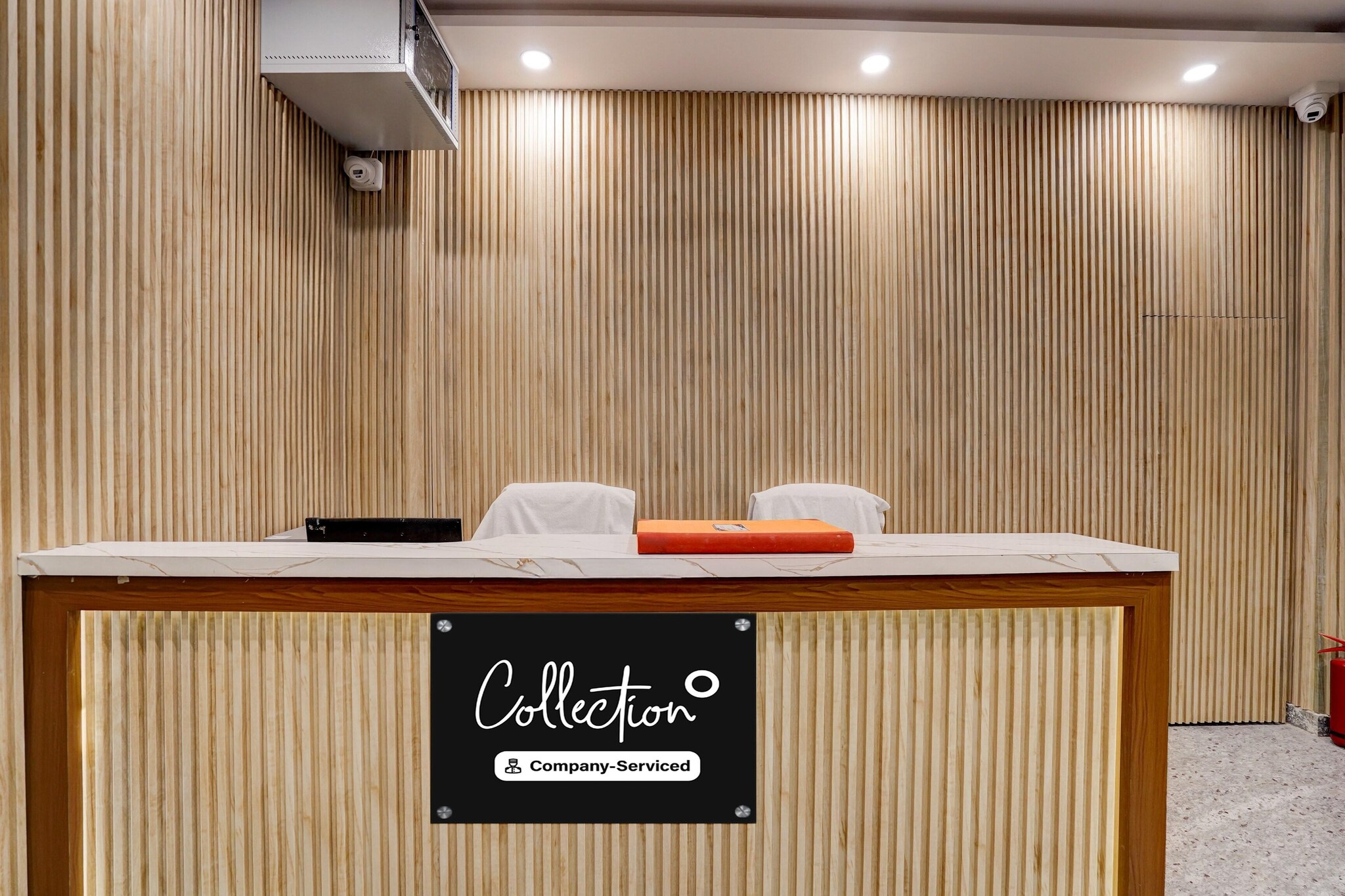 Ground floor: (bedroom(double bed, TV, seating area, electric kettle, air conditioning, telephone, Floor mattress), bathroom(bathtub or shower, shower, washbasin, toilet, Towels incl., shampoo, body soap, hot water), lift)