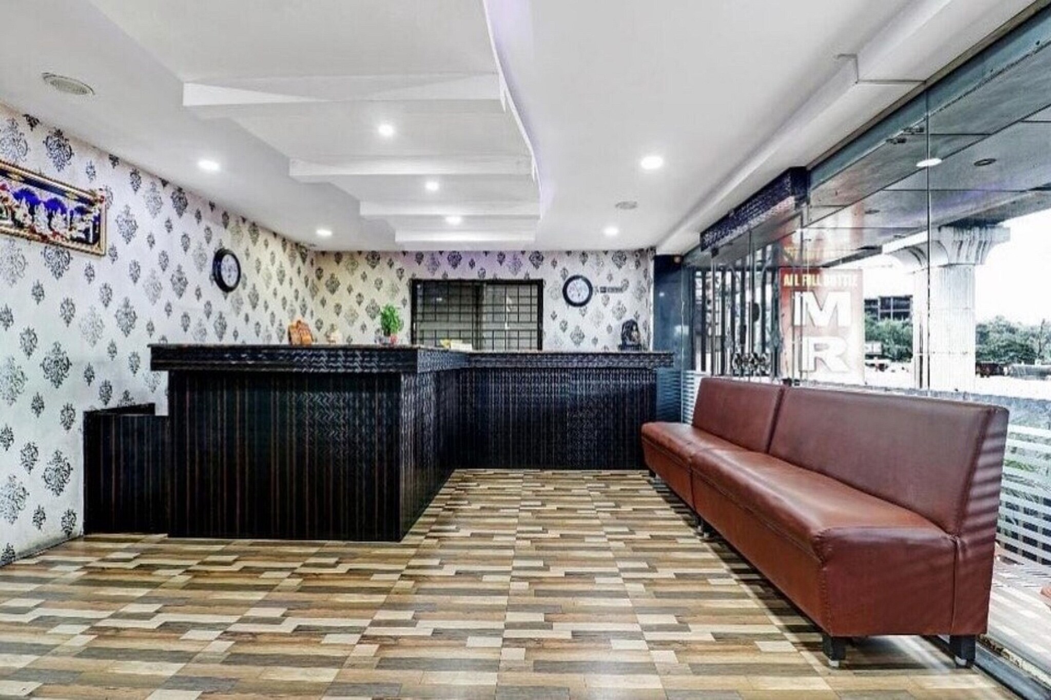 Ground floor: (bedroom(double bed, TV, seating area, electric kettle, air conditioning, telephone, Floor mattress), bathroom(bathtub or shower, shower, washbasin, toilet, Towels incl., shampoo, body soap, hot water), lift)