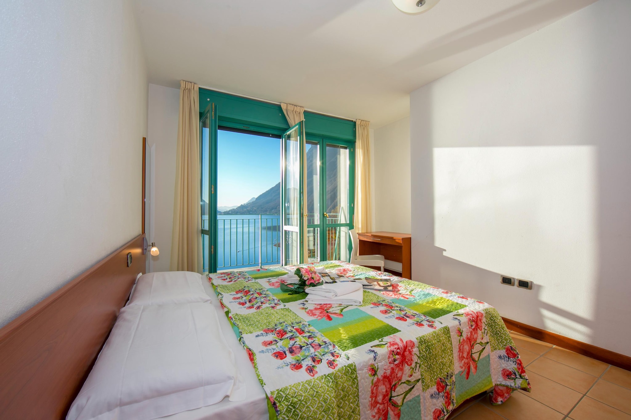 RESIDENCE PORTO LETIZIA - PALACE-1ROOM APT 4 PAX LAKE VIEW PLUS 8205 - P1LP4-Slaapkamer