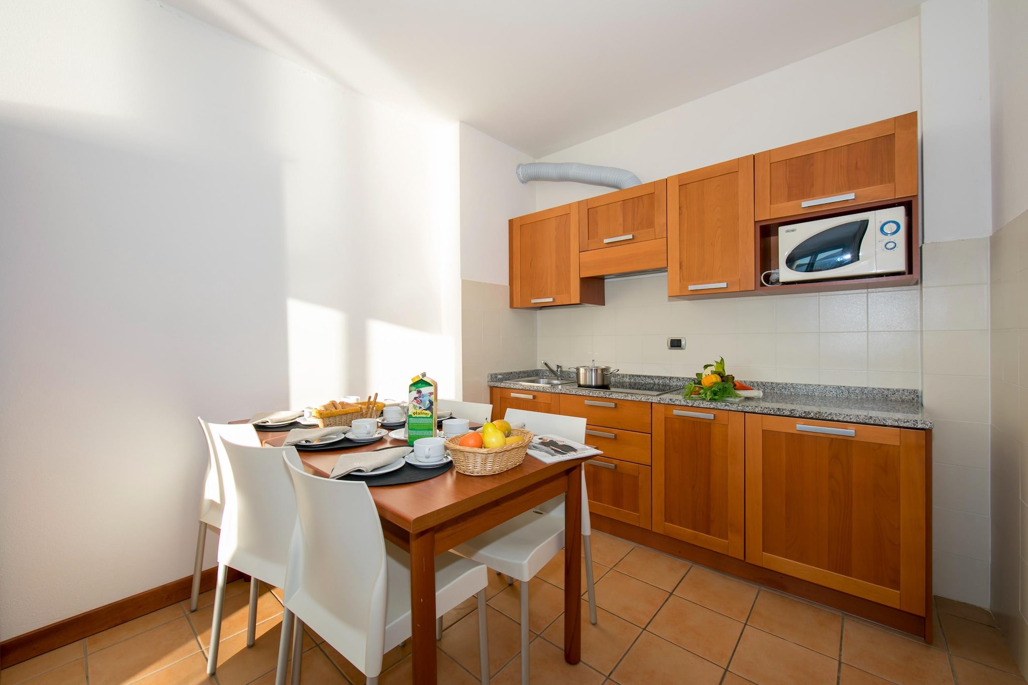 RESIDENCE PORTO LETIZIA - PALACE-1ROOM APT 4 PAX LAKE VIEW PLUS 8205 - P1LP4-Keuken
