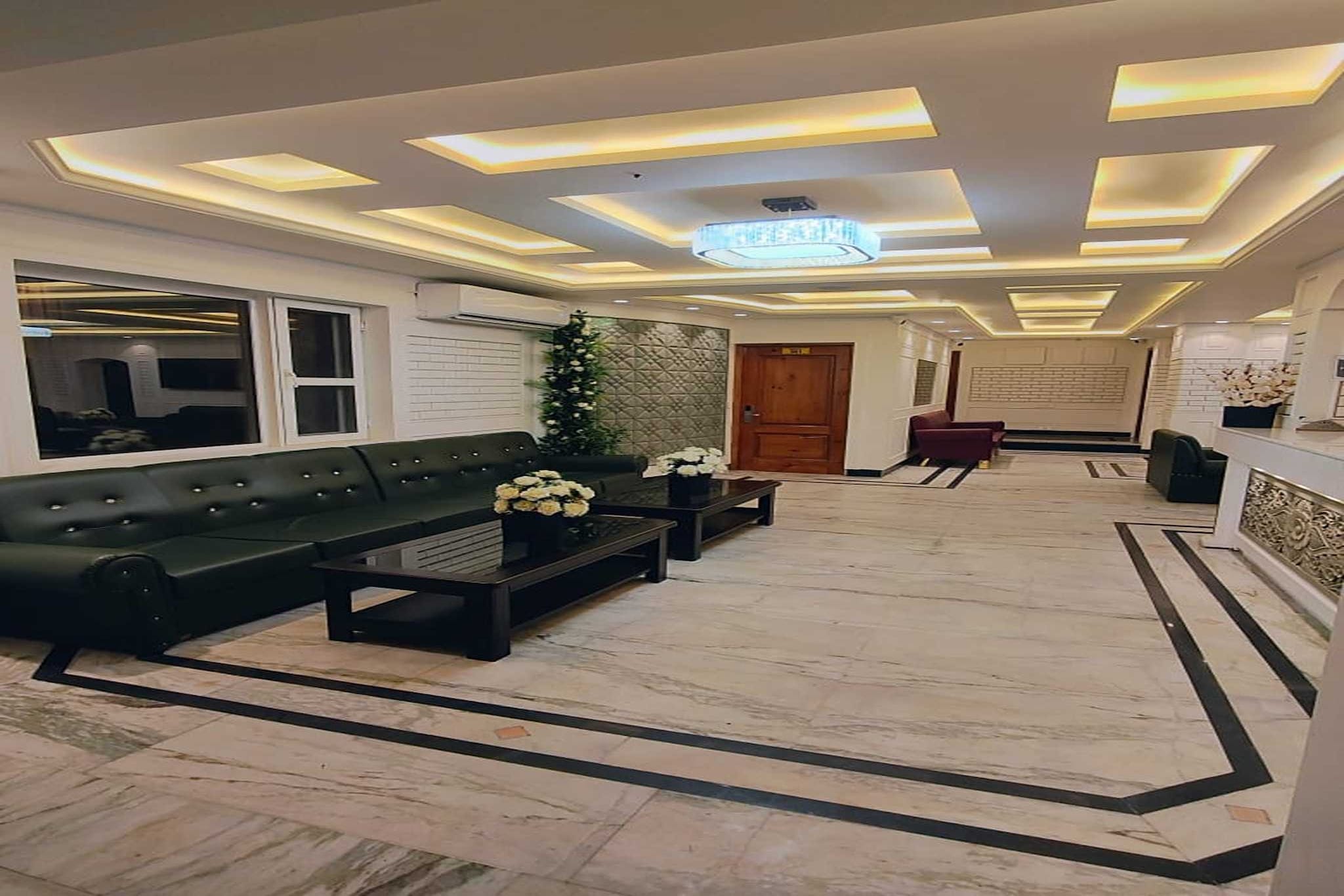Ground floor: (bedroom(double bed, TV, electric kettle, air conditioning, telephone, Floor mattress), bathroom(seating area, bathtub or shower, shower, washbasin, toilet, Towels incl., shampoo, body soap, hot water), Parking, lift)