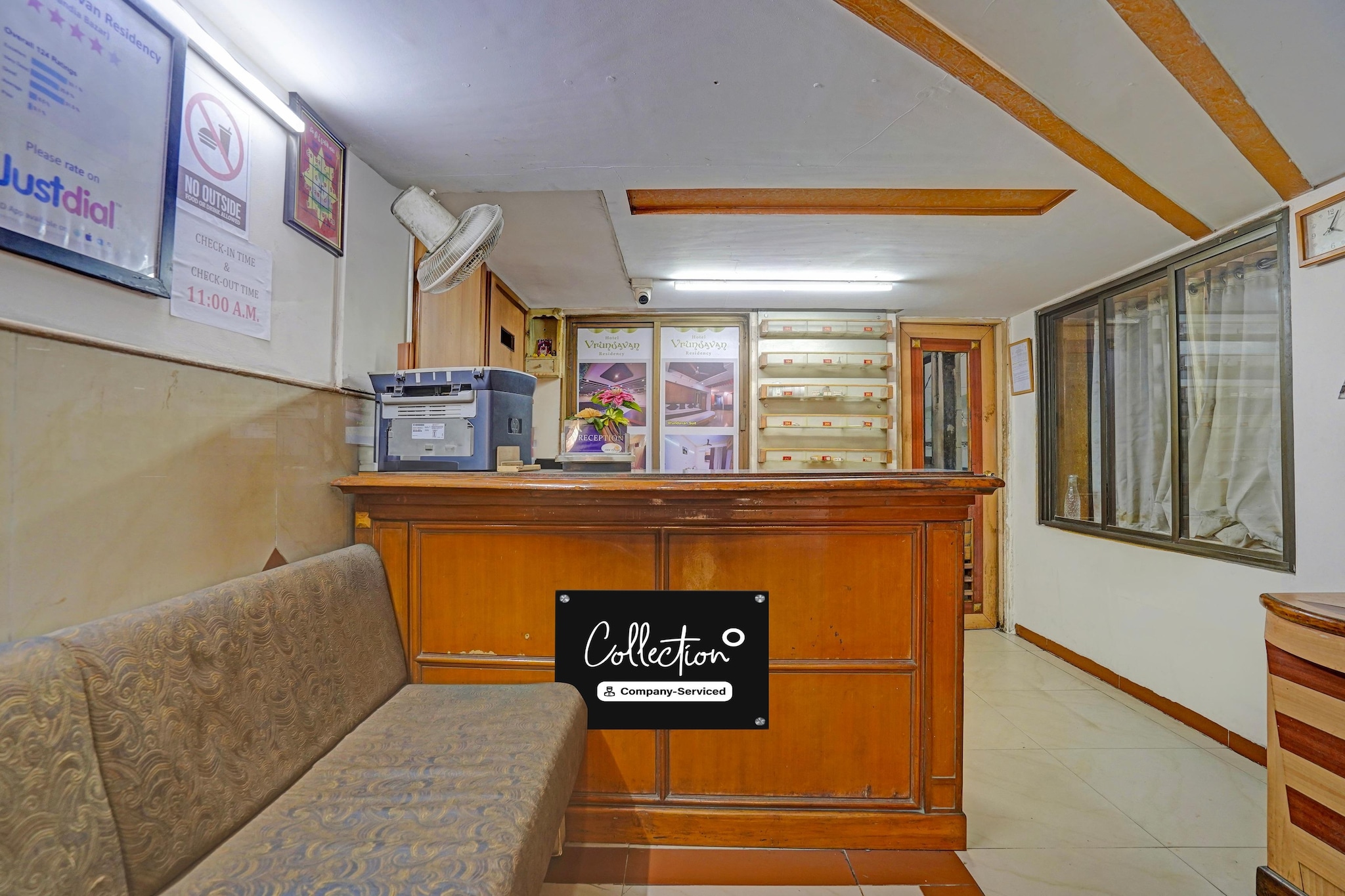 Ground floor: (bedroom(double bed, TV, electric kettle, air conditioning, telephone, Floor mattress), bathroom(seating area, bathtub or shower, shower, washbasin, toilet, Towels incl., shampoo, body soap, hot water), Parking, lift)