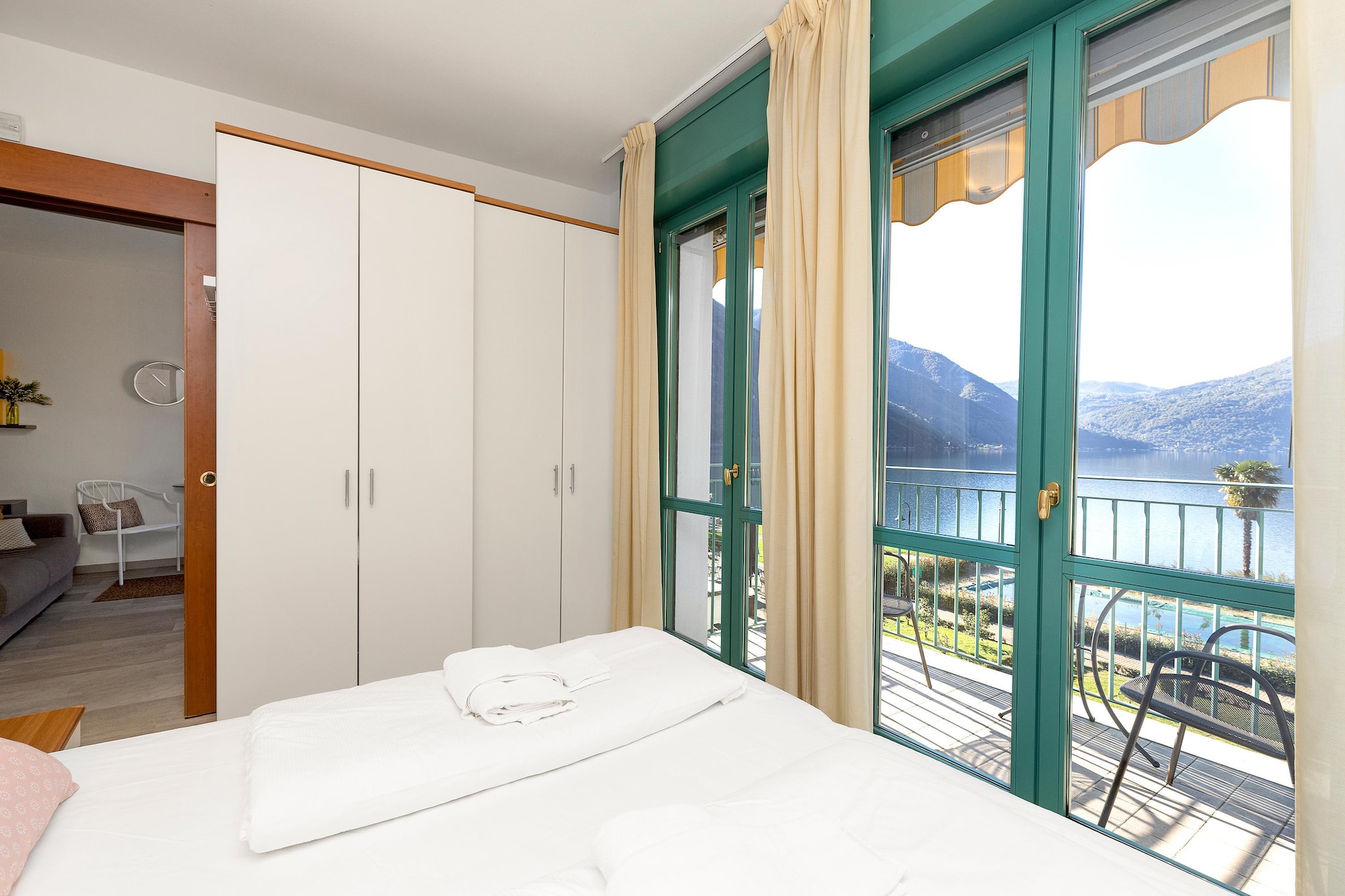 RESIDENCE PORTO LETIZIA - PALACE-1ROOM APT 4 PAX LAKE VIEW DELUXE 8206 - P1LD4-Slaapkamer